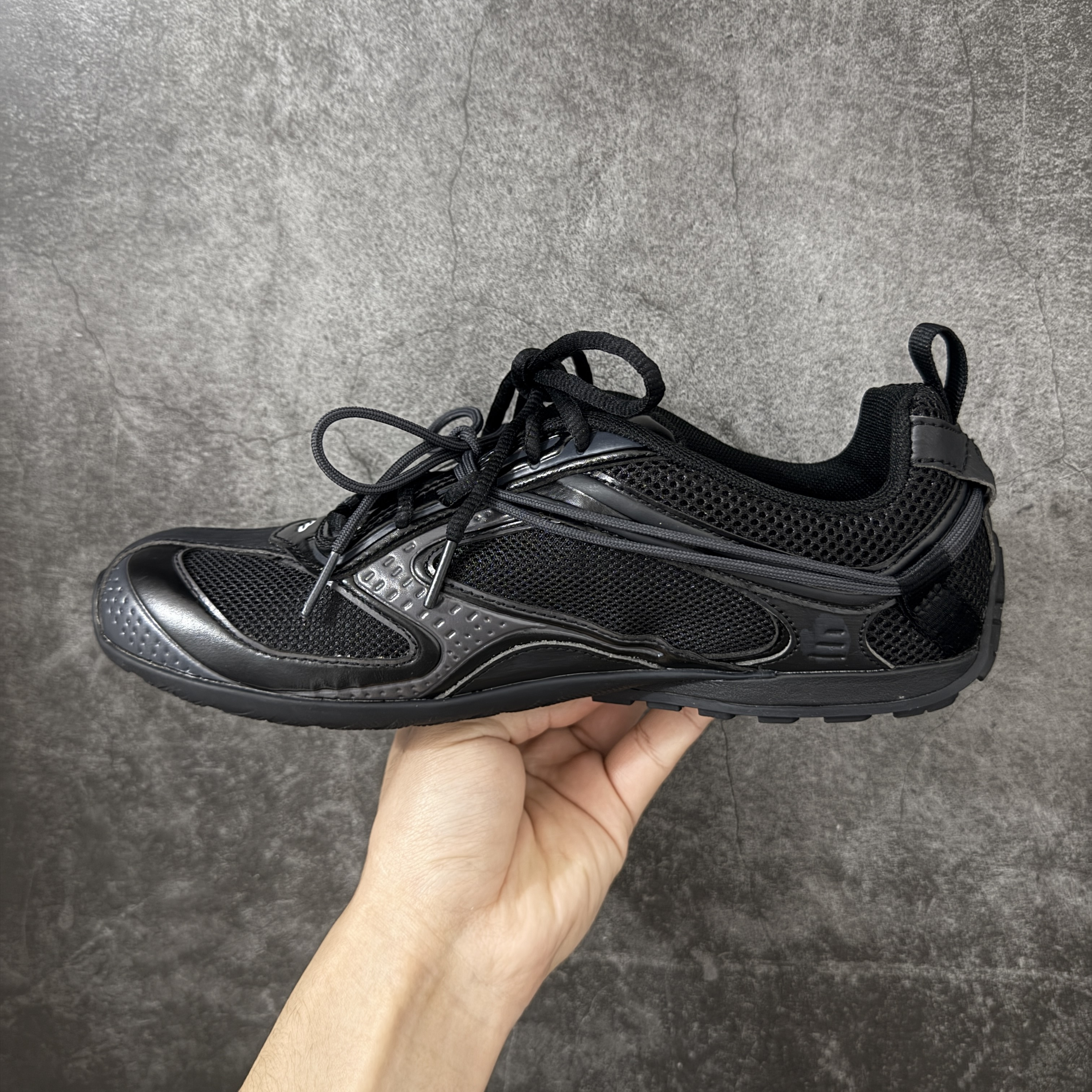 Balenciaga  巴黎世家 Radar 25代 圆头 系带 做旧效果  平底生活休闲鞋 黑色C0-865703WSTEO1011