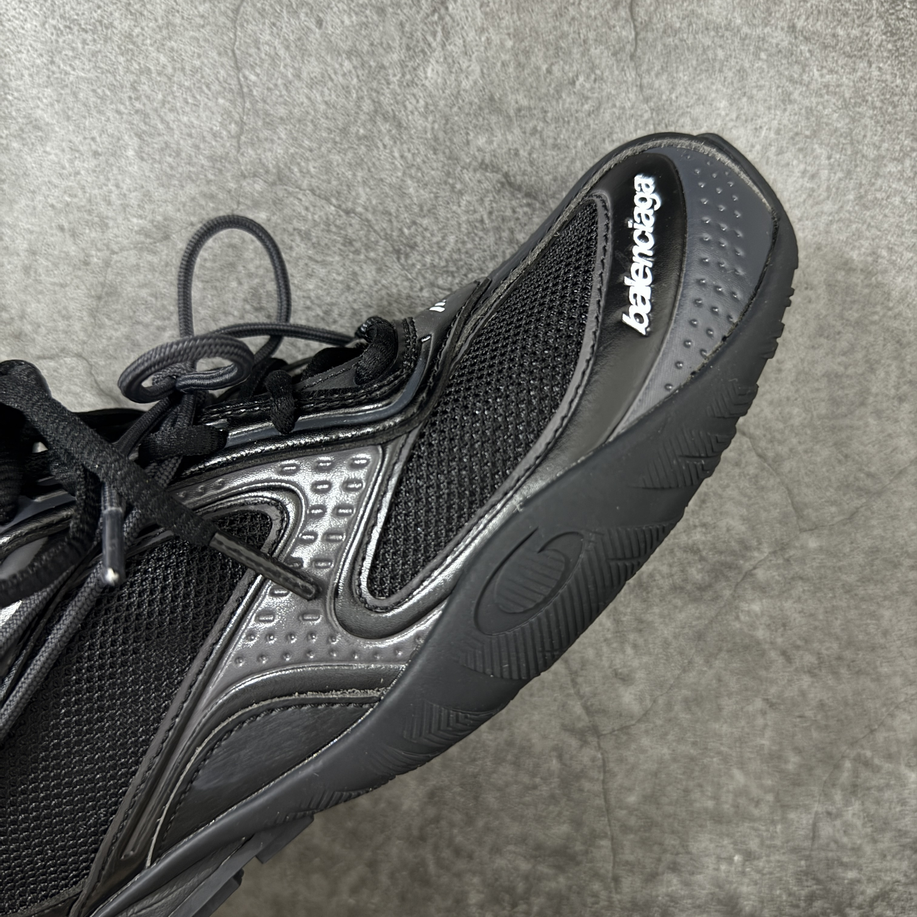 Balenciaga  巴黎世家 Radar 25代 圆头 系带 做旧效果  平底生活休闲鞋 黑色C0-865703WSTEO1011