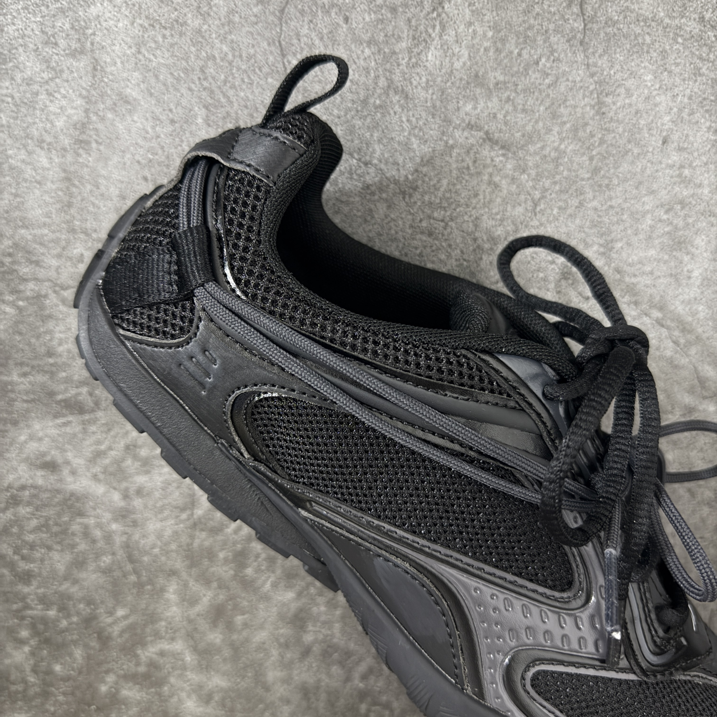 Balenciaga  巴黎世家 Radar 25代 圆头 系带 做旧效果  平底生活休闲鞋 黑色C0-865703WSTEO1011