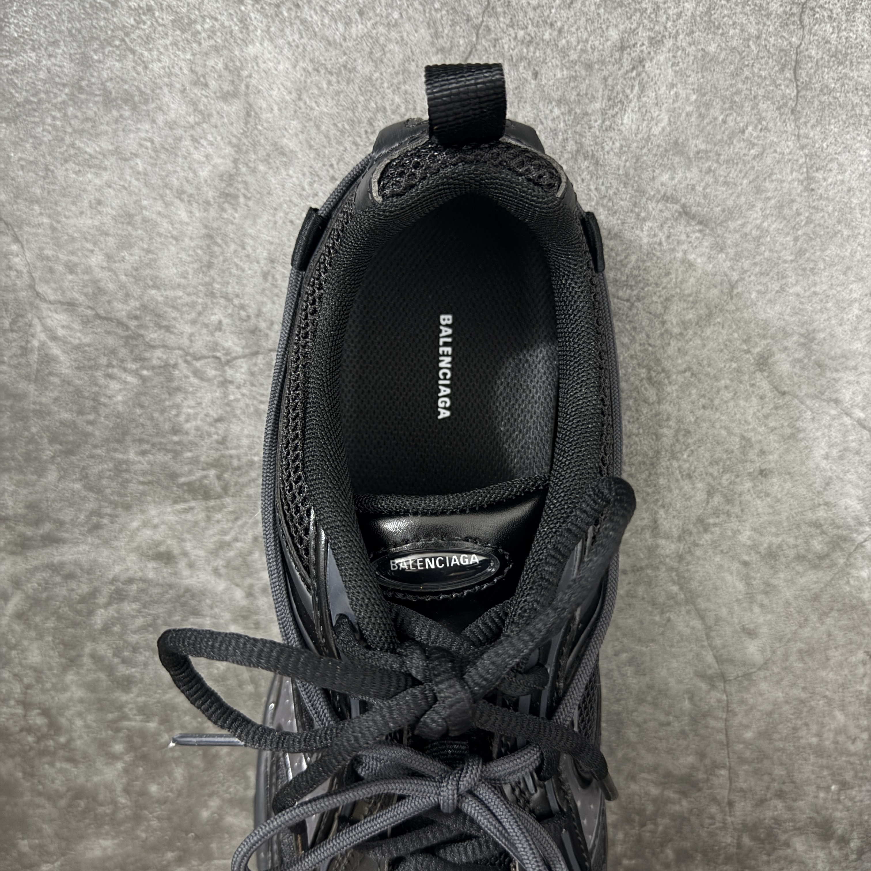Balenciaga  巴黎世家 Radar 25代 圆头 系带 做旧效果  平底生活休闲鞋 黑色C0-865703WSTEO1011