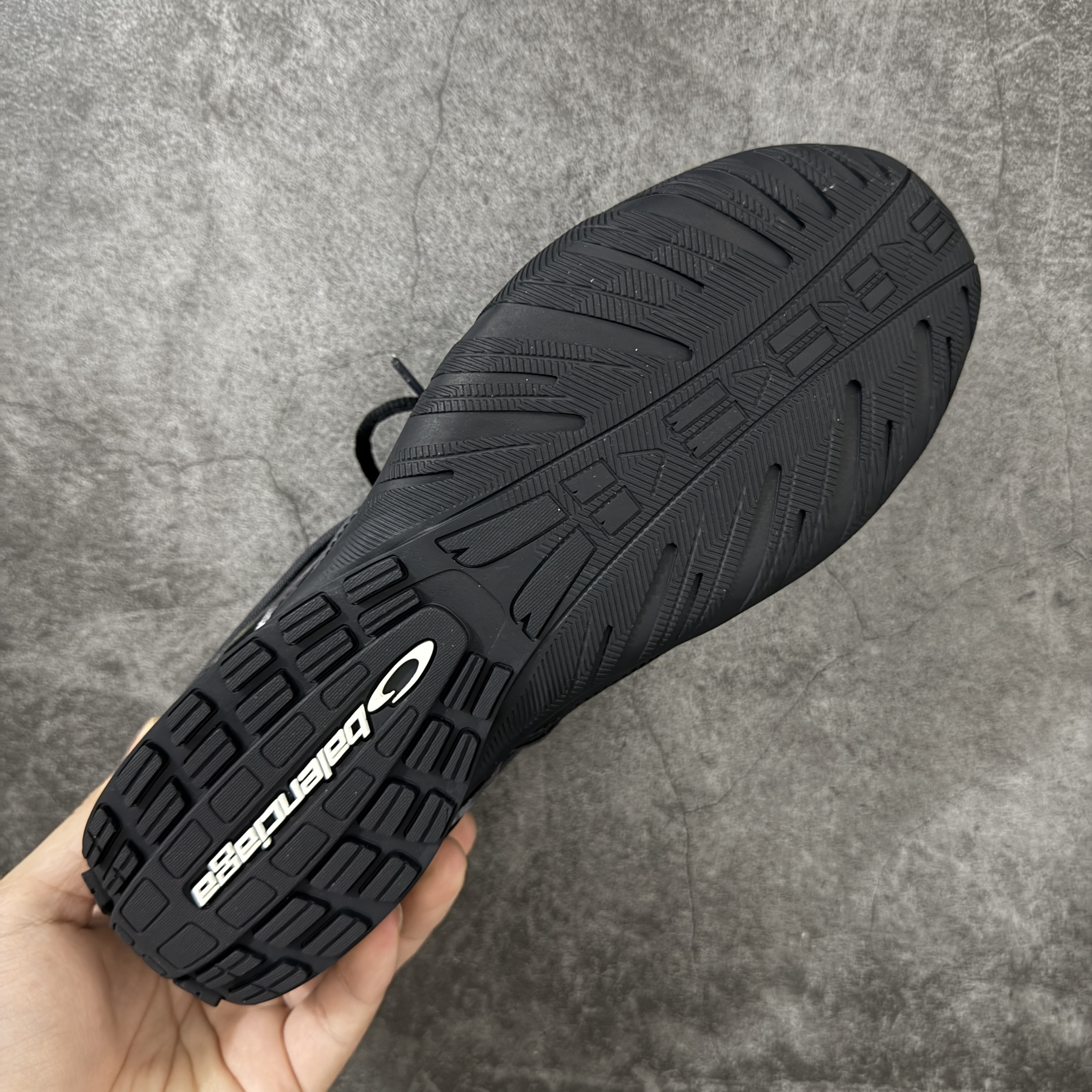 Balenciaga  巴黎世家 Radar 25代 圆头 系带 做旧效果  平底生活休闲鞋 黑色C0-865703WSTEO1011