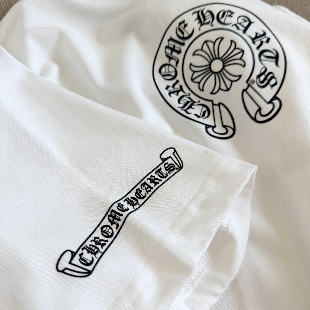 Chrome Hearts CH 克罗心  圆领短袖 T恤 侧面卷轴梵文 后背马蹄 A0 白色 黑色