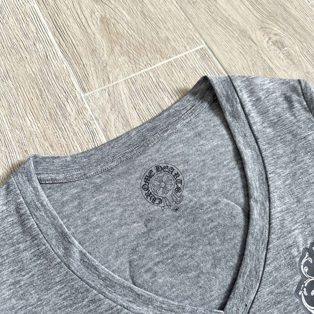 Chrome Hearts CH 女款 克罗心V领修身  短袖 T恤 藤蔓十字架  浅灰色