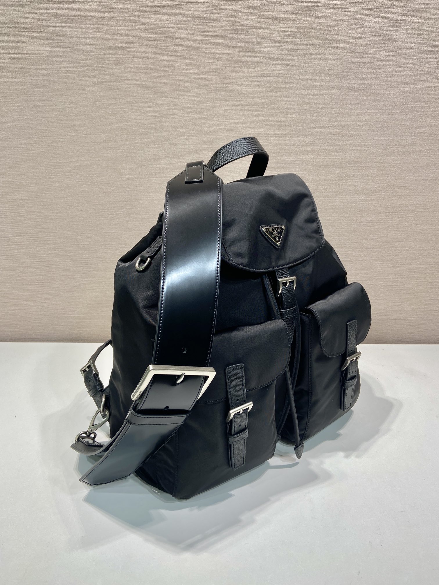 普拉达 PRADA  Re-Nylon 双肩包 黑色 尼龙  H0-2VZ110 