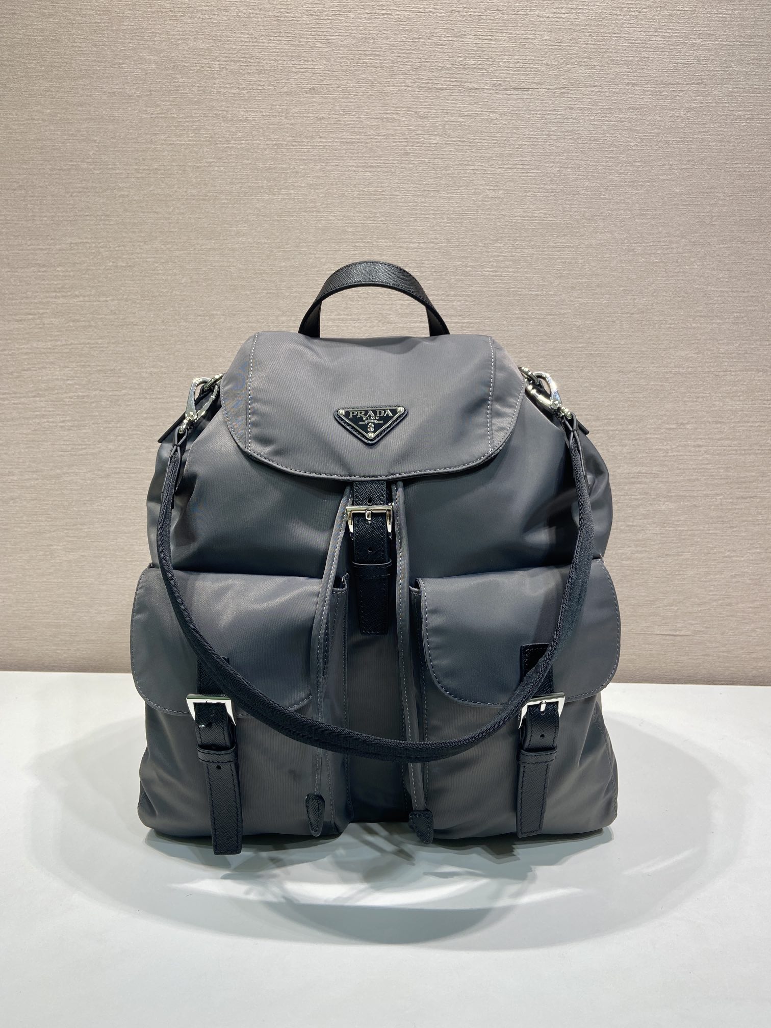 普拉达 PRADA  Re-Nylon 双肩包  灰色 尼龙 H0-2VZ110_2C26_F0048_V_MMO