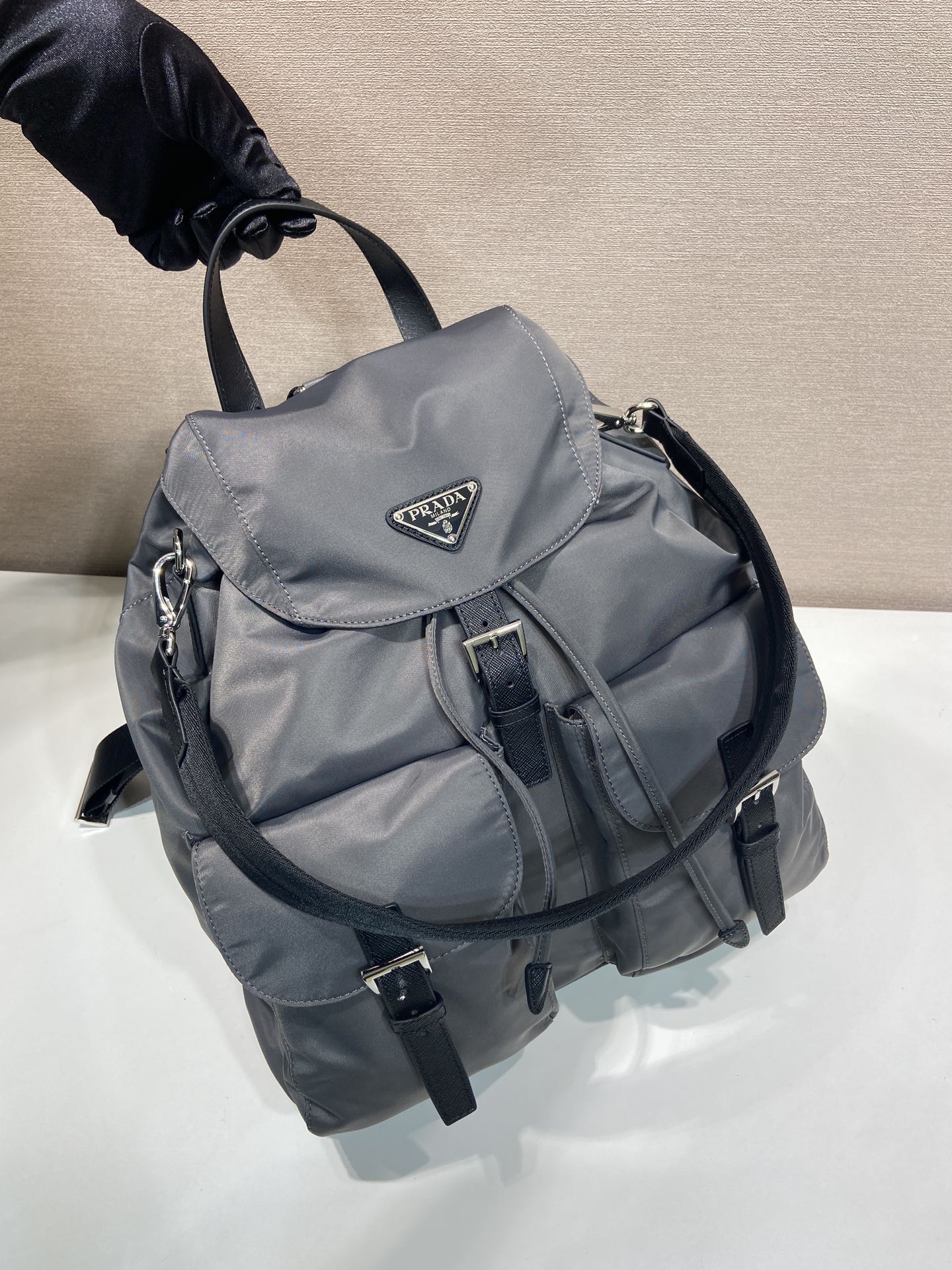 普拉达 PRADA  Re-Nylon 双肩包  灰色 尼龙 H0-2VZ110_2C26_F0048_V_MMO