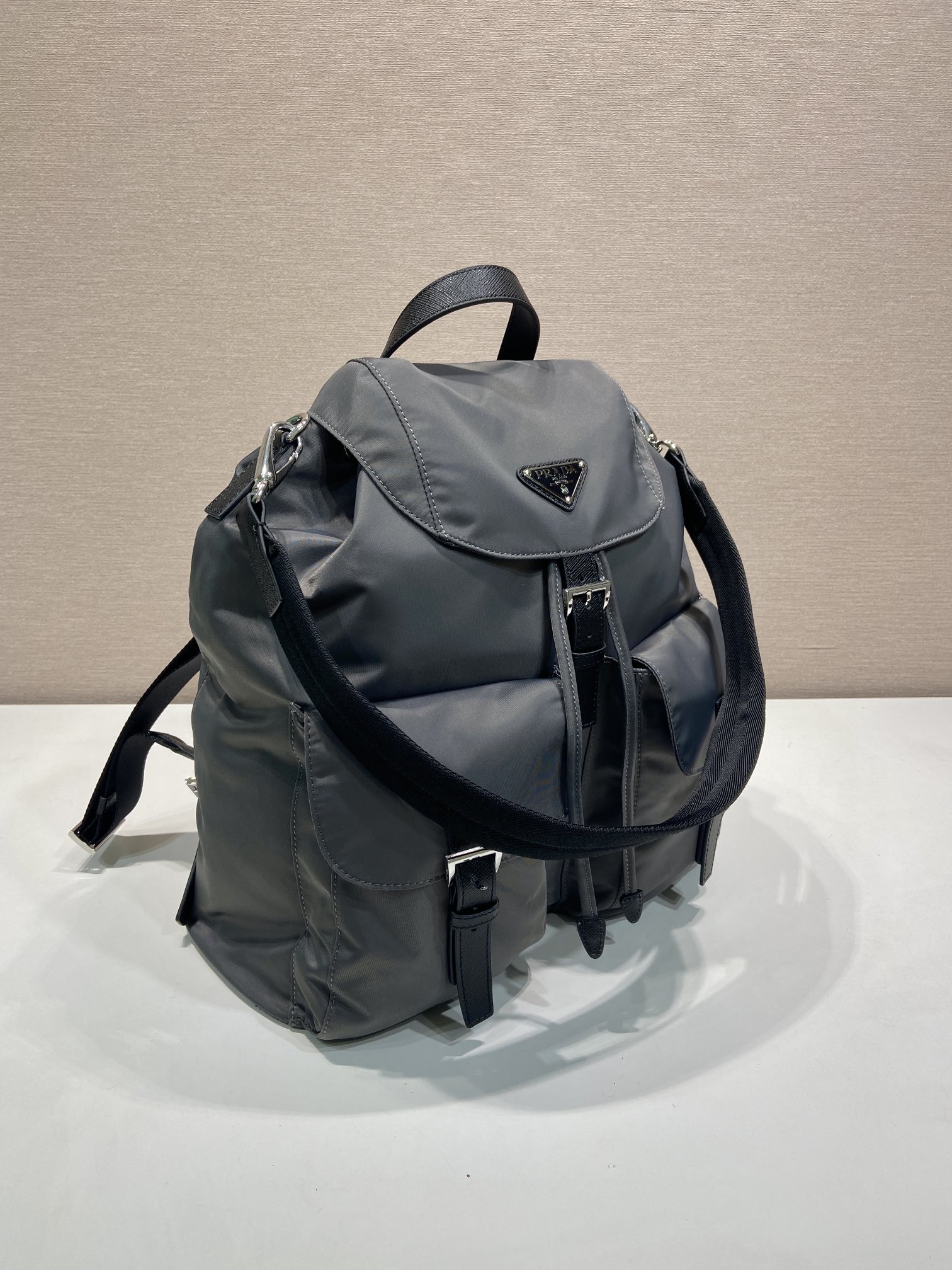 普拉达 PRADA  Re-Nylon 双肩包  灰色 尼龙 H0-2VZ110_2C26_F0048_V_MMO