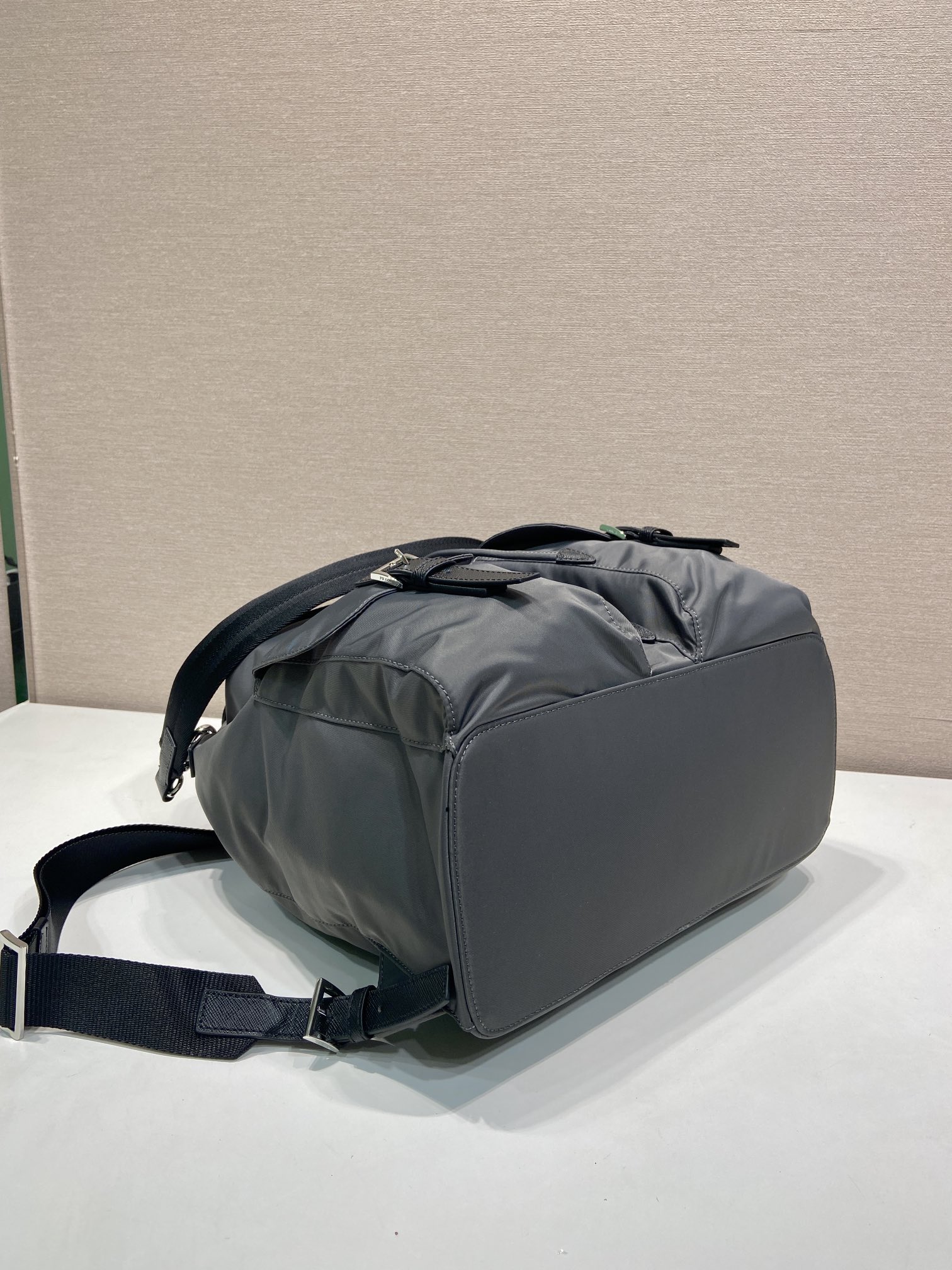 普拉达 PRADA  Re-Nylon 双肩包  灰色 尼龙 H0-2VZ110_2C26_F0048_V_MMO