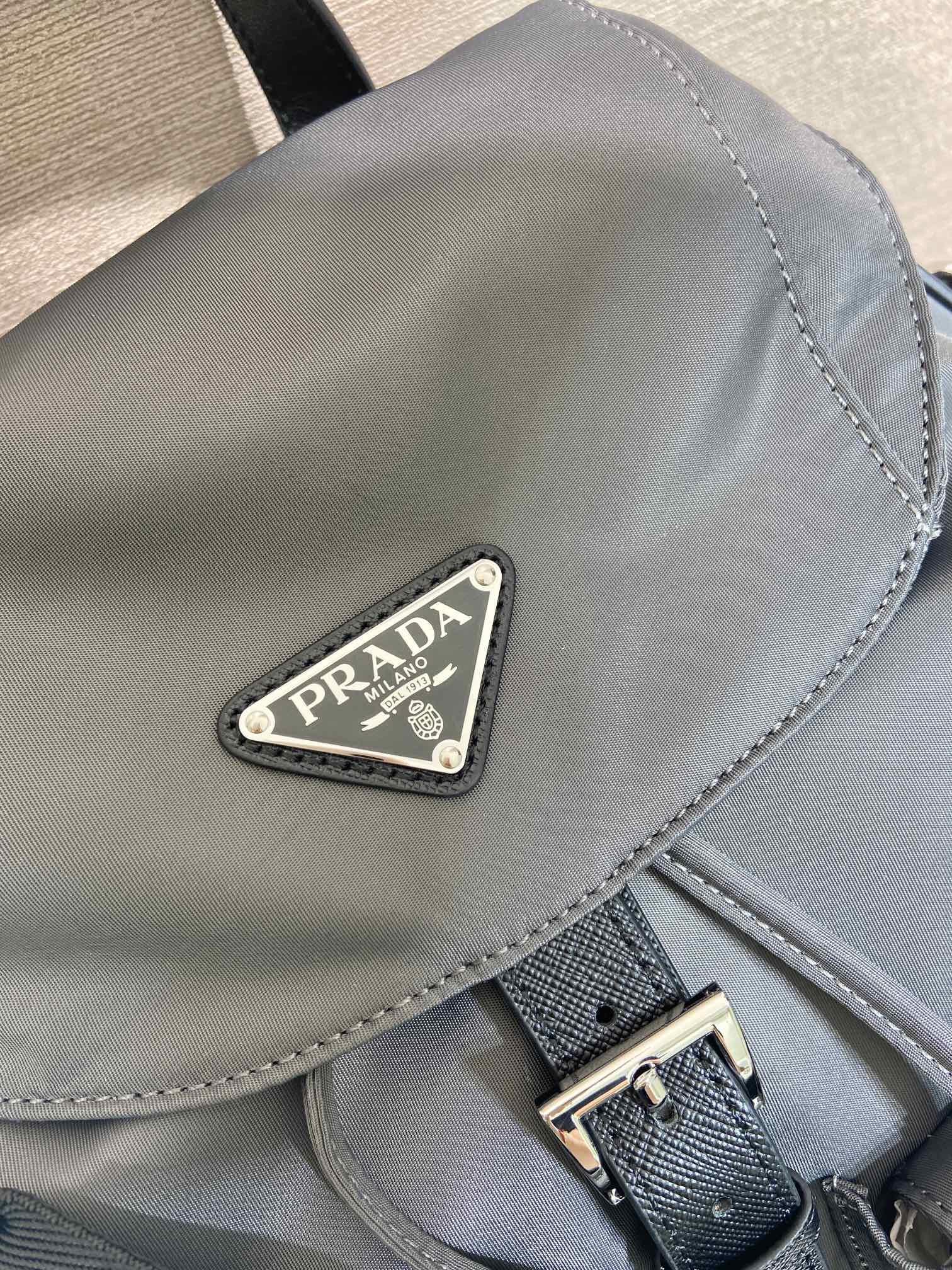 普拉达 PRADA  Re-Nylon 双肩包  灰色 尼龙 H0-2VZ110_2C26_F0048_V_MMO