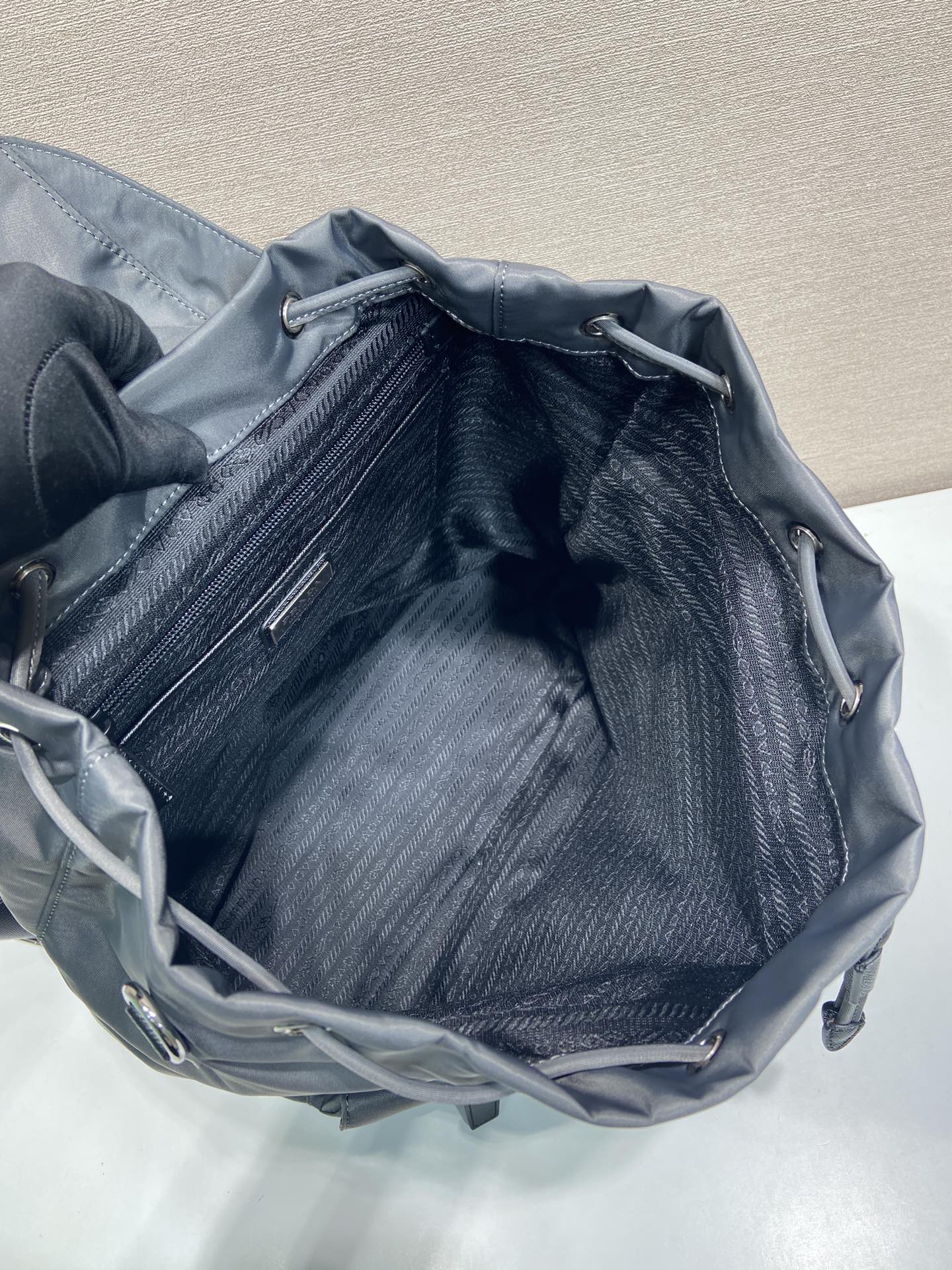 普拉达 PRADA  Re-Nylon 双肩包  灰色 尼龙 H0-2VZ110_2C26_F0048_V_MMO