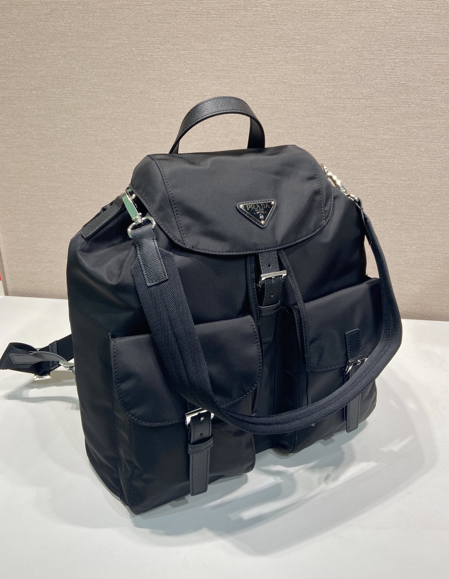 普拉达 PRADA  Re-Nylon 双肩包  黑色 尼龙 H0-2VZ110_2C26_F0002_V_MMO