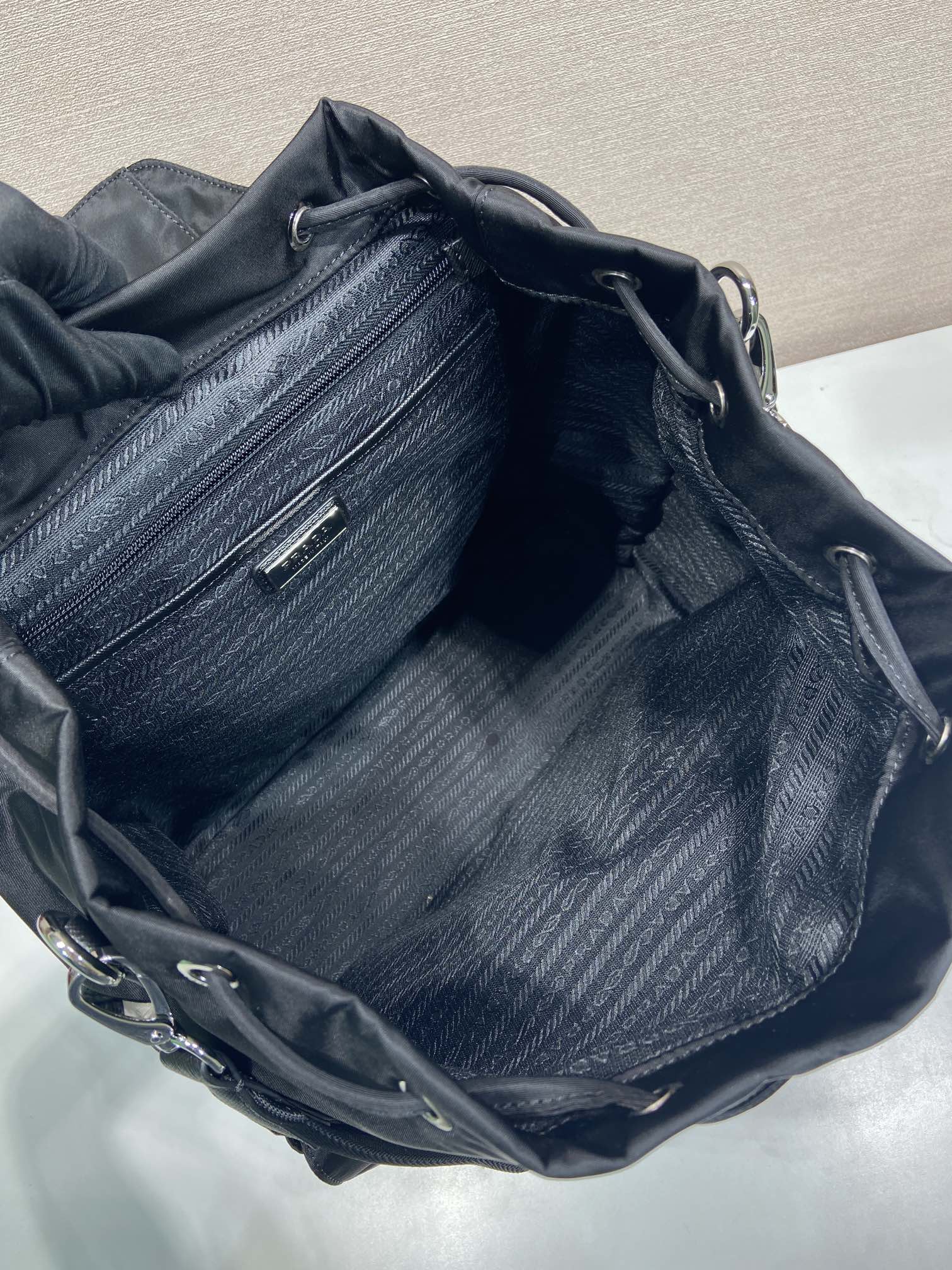 普拉达 PRADA  Re-Nylon 双肩包  黑色 尼龙 H0-2VZ110_2C26_F0002_V_MMO