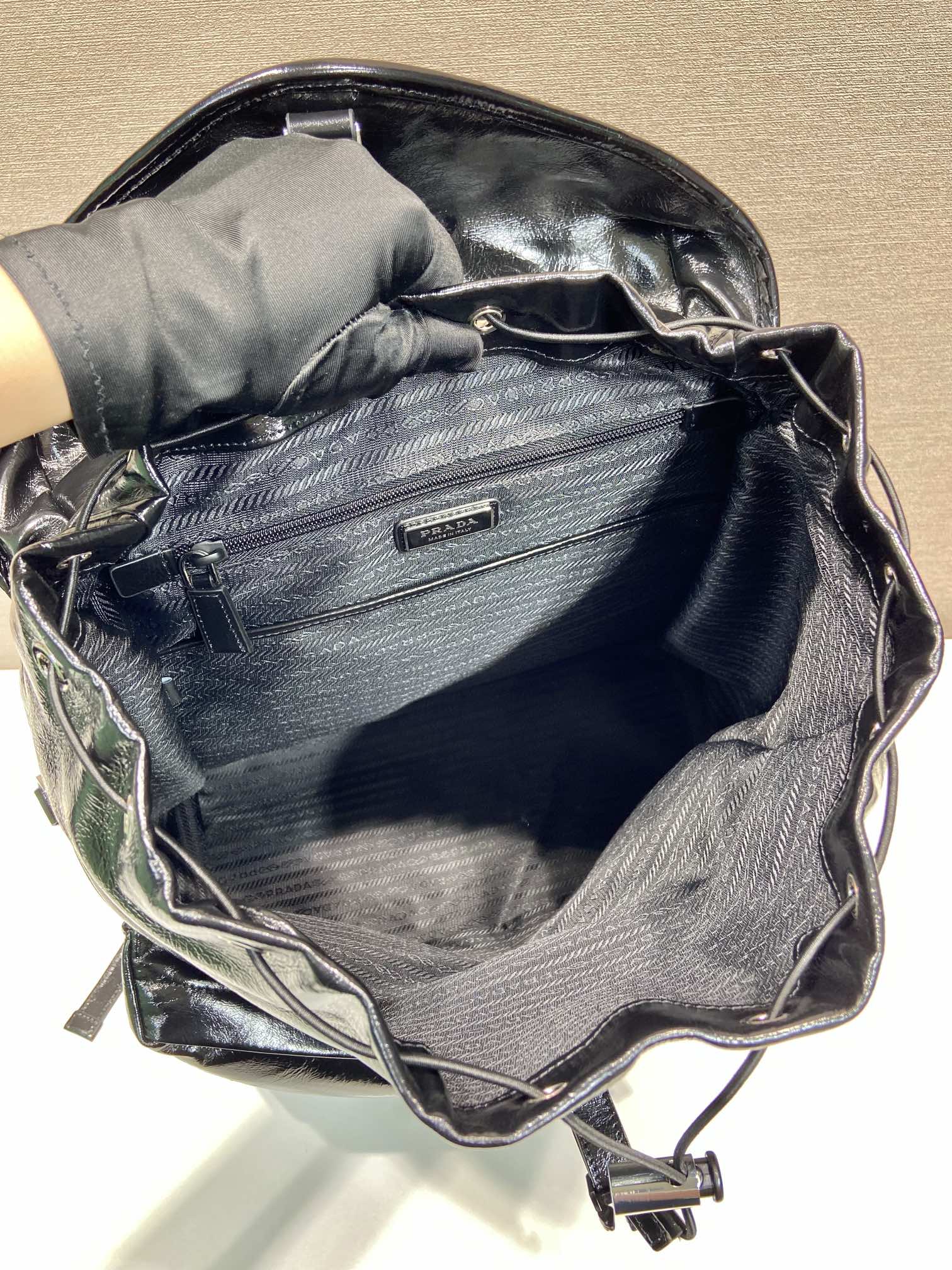 普拉达 PRADA  Re-Nylon 双肩包 黑色 油蜡皮  H0-2VZ108_2CX7_F0002