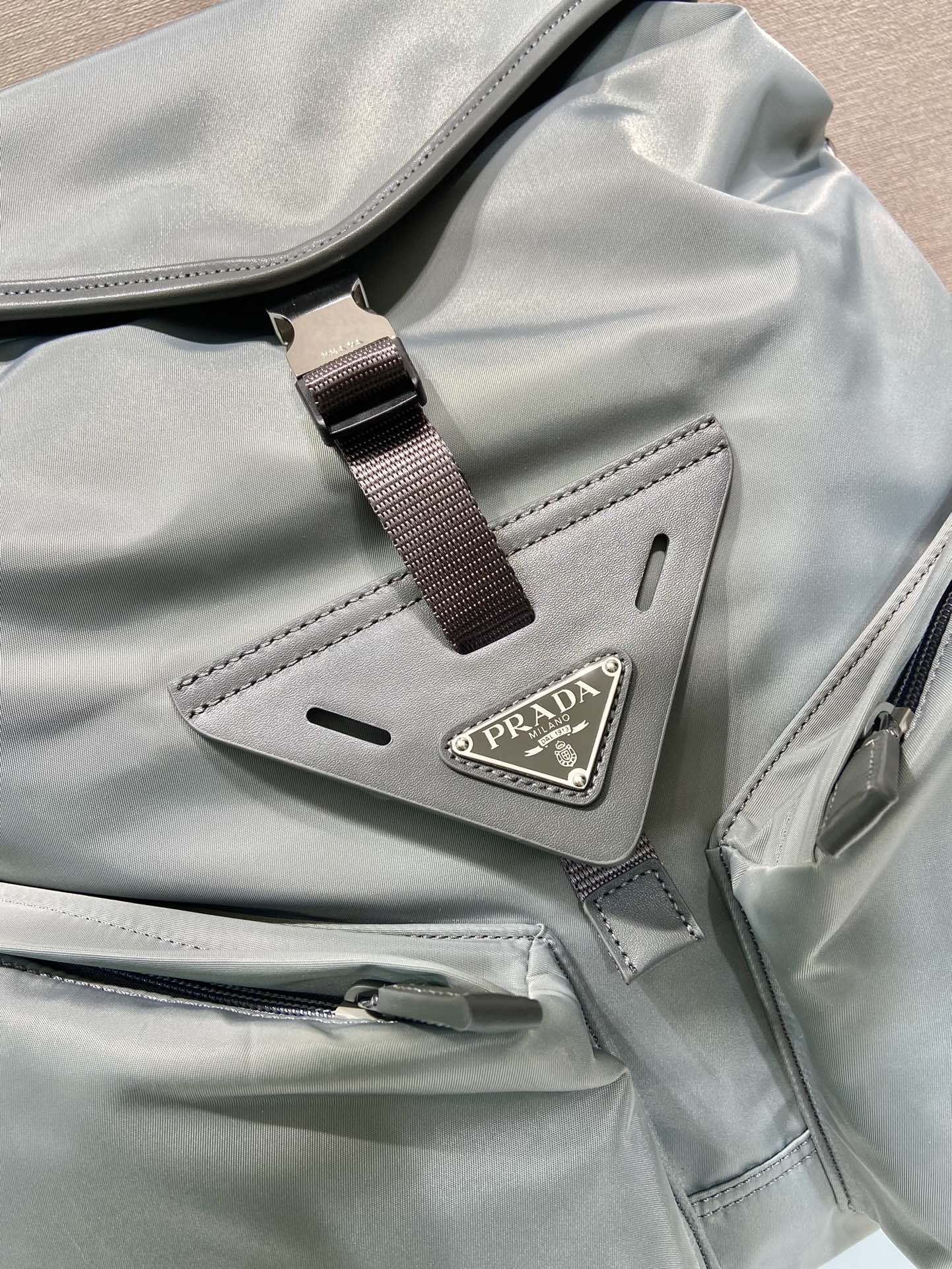 普拉达 PRADA  Re-Nylon 双肩包 铁灰色 尼龙  H0-2VZ108_2DW3_F0D65