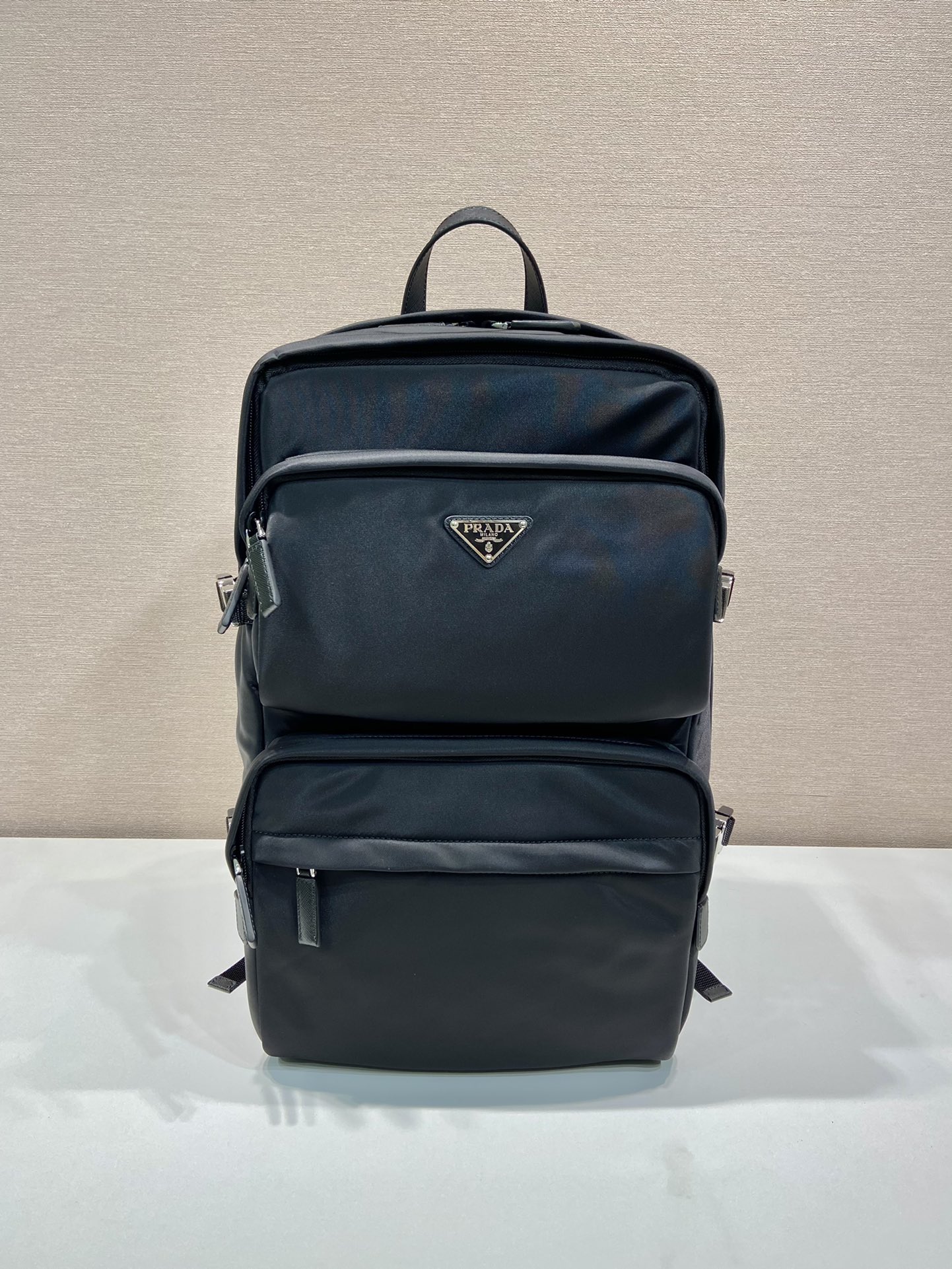 普拉达 PRADA  Re-Nylon 双肩包 黑色 尼龙 大开口  H0-长26.5cm 宽21.5cm 高45cm