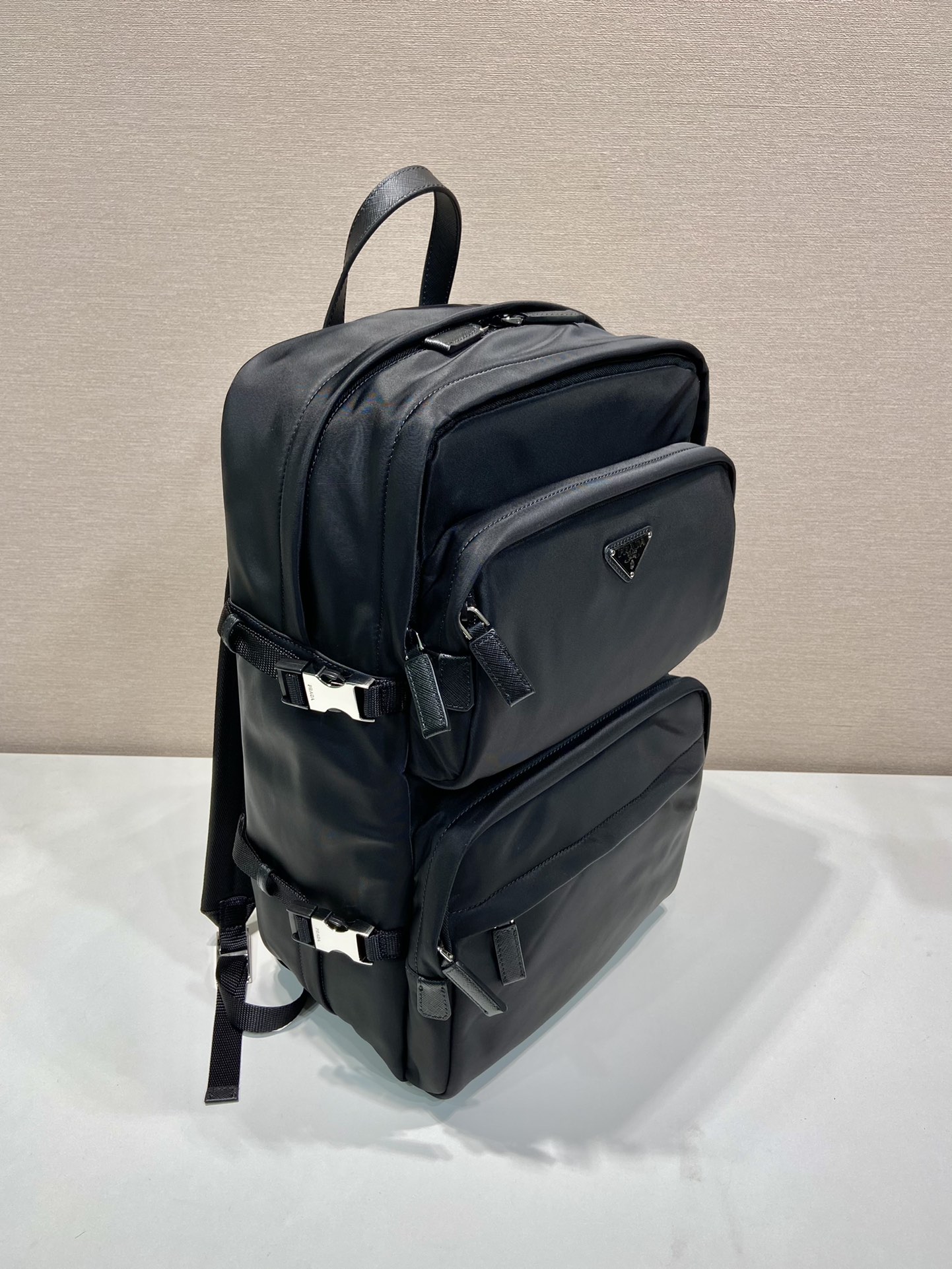 普拉达 PRADA  Re-Nylon 双肩包 黑色 尼龙 大开口  H0-长26.5cm 宽21.5cm 高45cm
