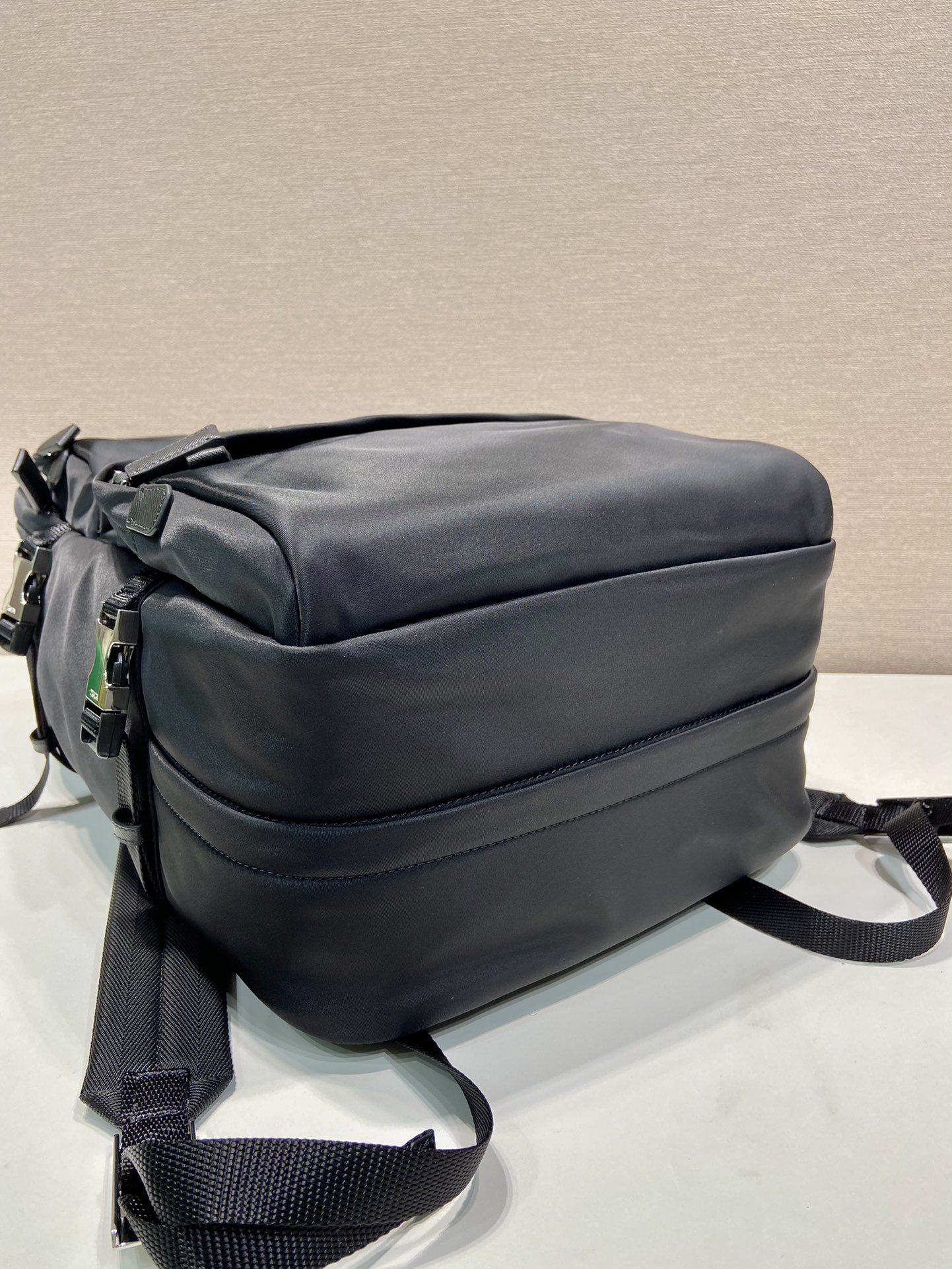 普拉达 PRADA  Re-Nylon 双肩包 黑色 尼龙 大开口  H0-长26.5cm 宽21.5cm 高45cm
