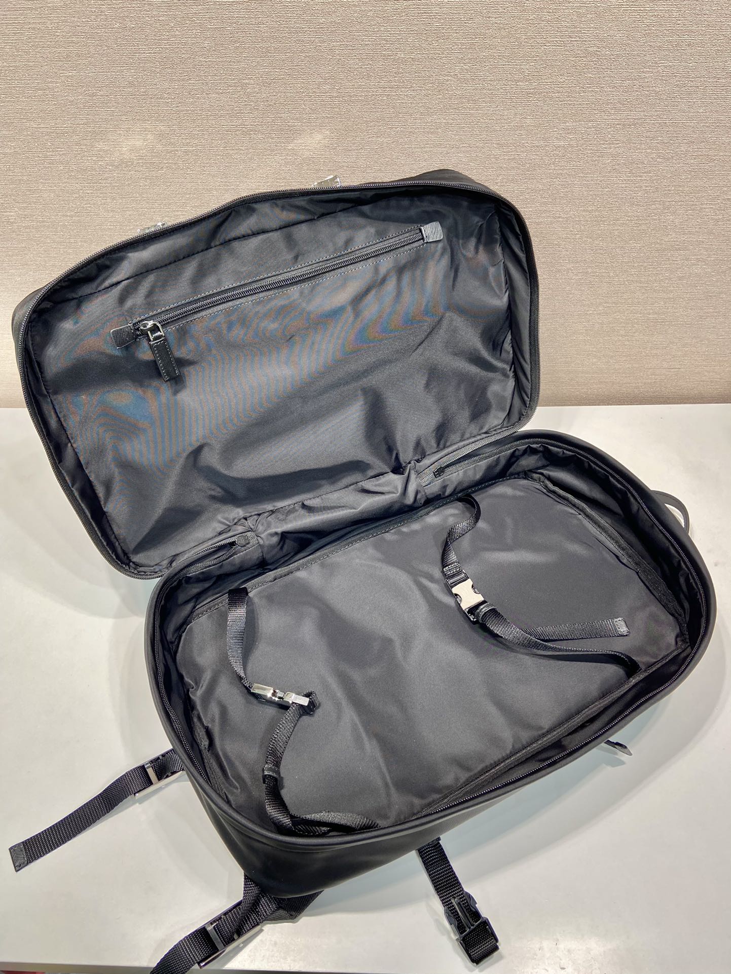 普拉达 PRADA  Re-Nylon 双肩包 黑色 尼龙 大开口  H0-长26.5cm 宽21.5cm 高45cm