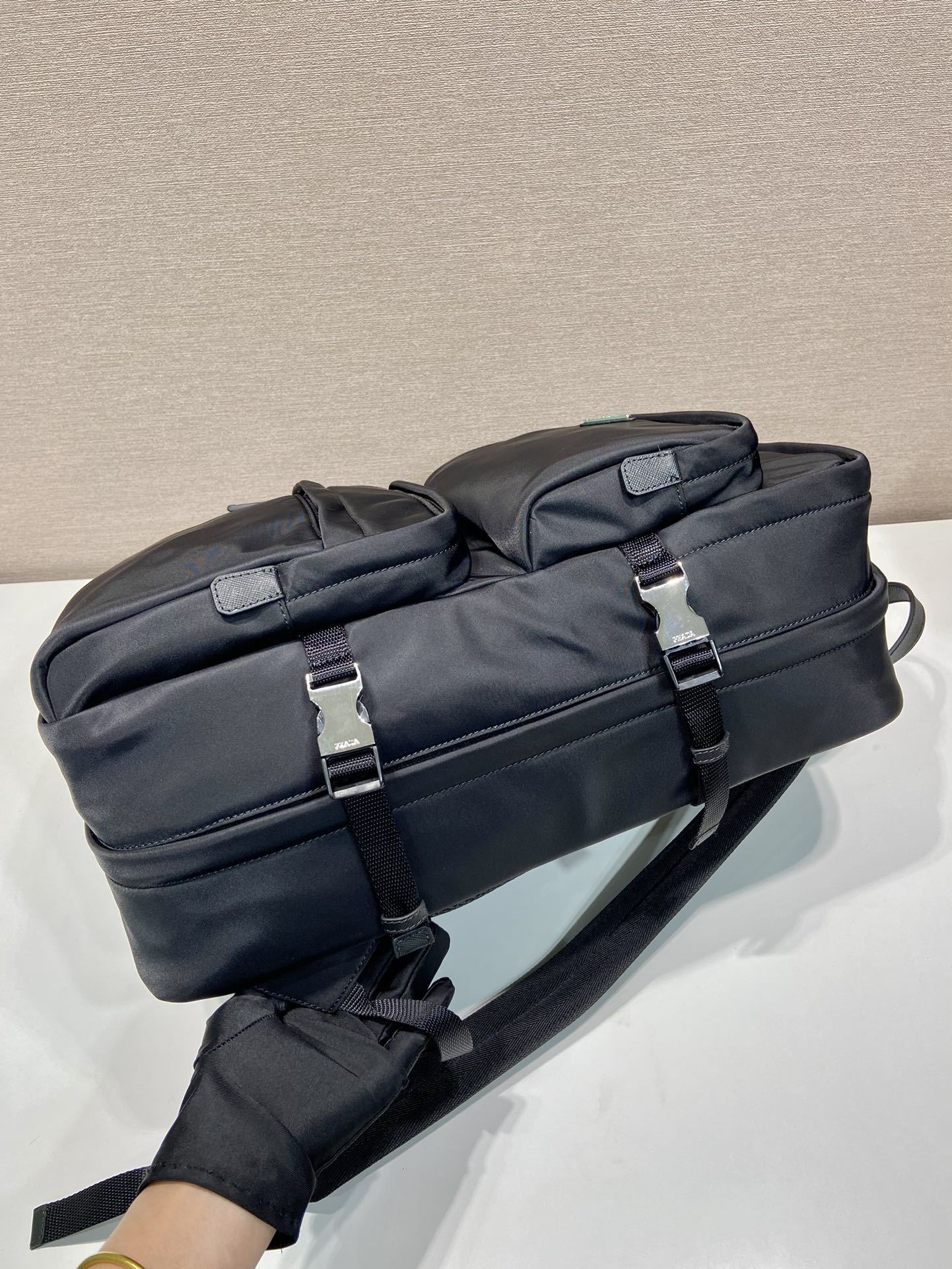 普拉达 PRADA  Re-Nylon 双肩包 黑色 尼龙 大开口  H0-长26.5cm 宽21.5cm 高45cm