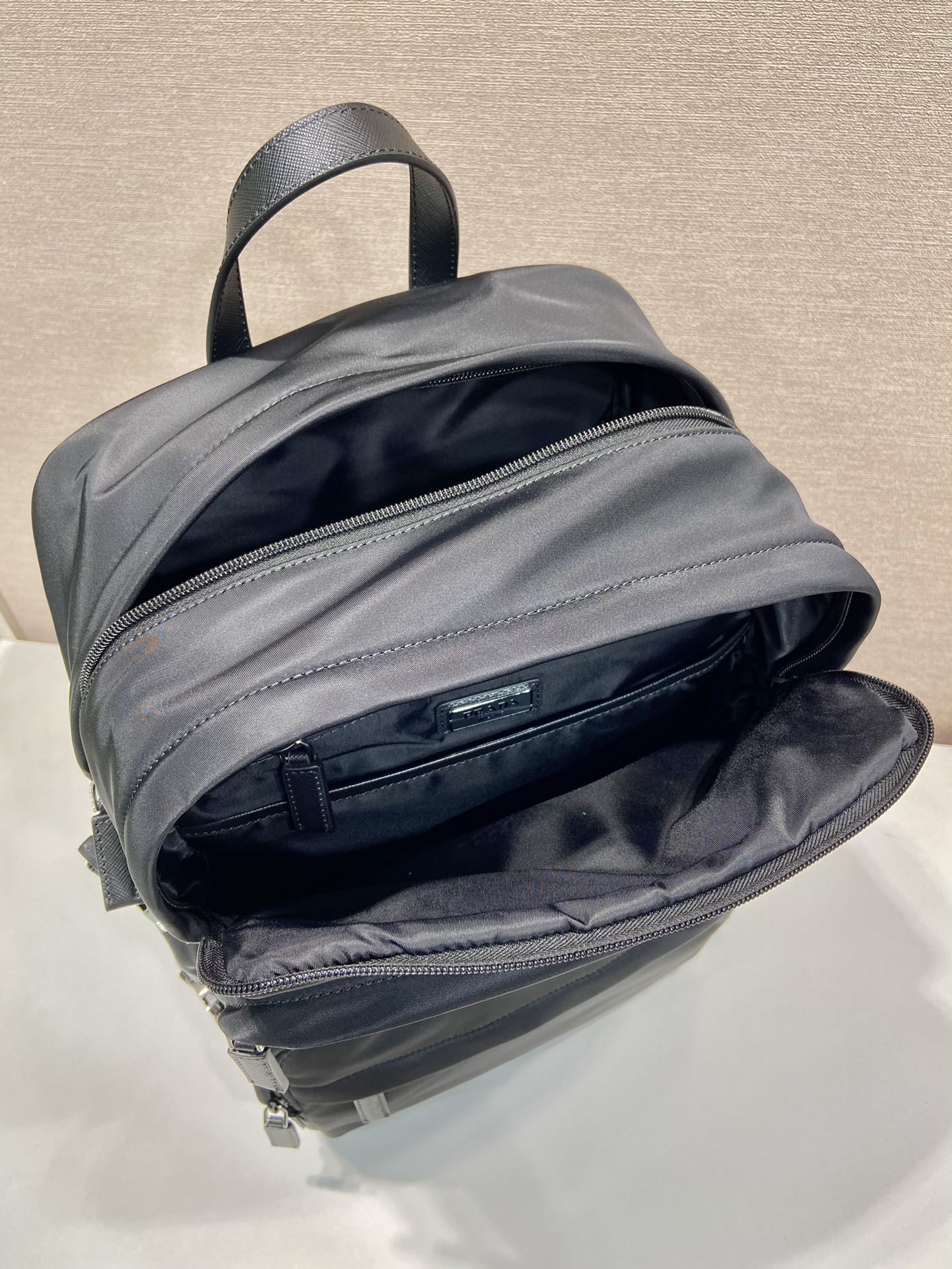 普拉达 PRADA  Re-Nylon 双肩包 黑色 尼龙 大开口  H0-长26.5cm 宽21.5cm 高45cm