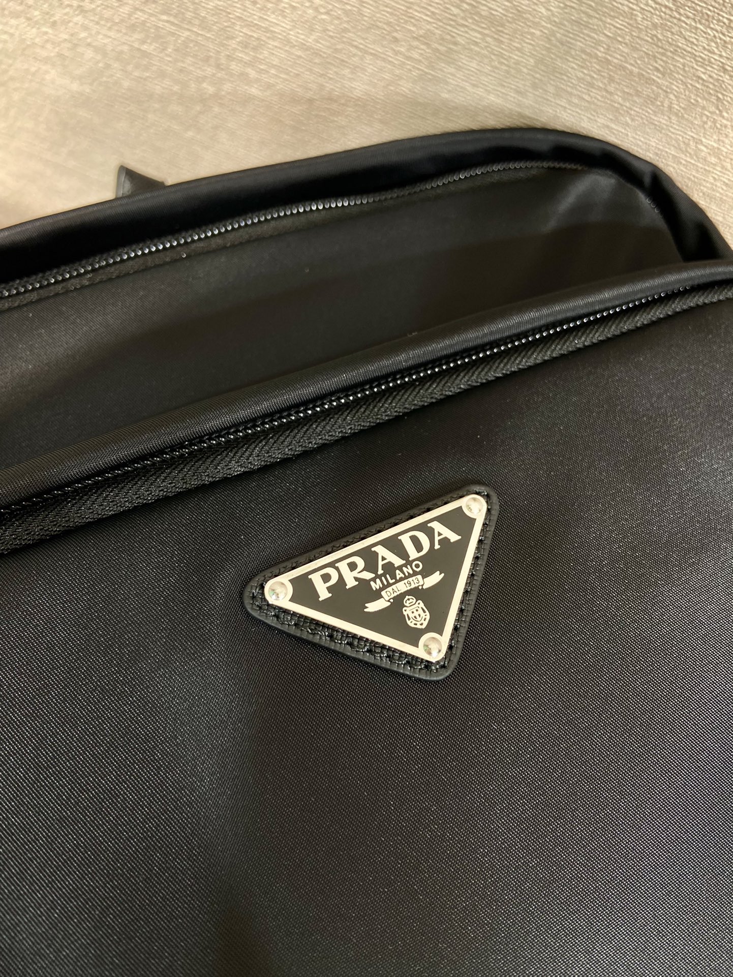 普拉达 PRADA  Re-Nylon 双肩包 黑色 尼龙 大开口  H0-长26.5cm 宽21.5cm 高45cm