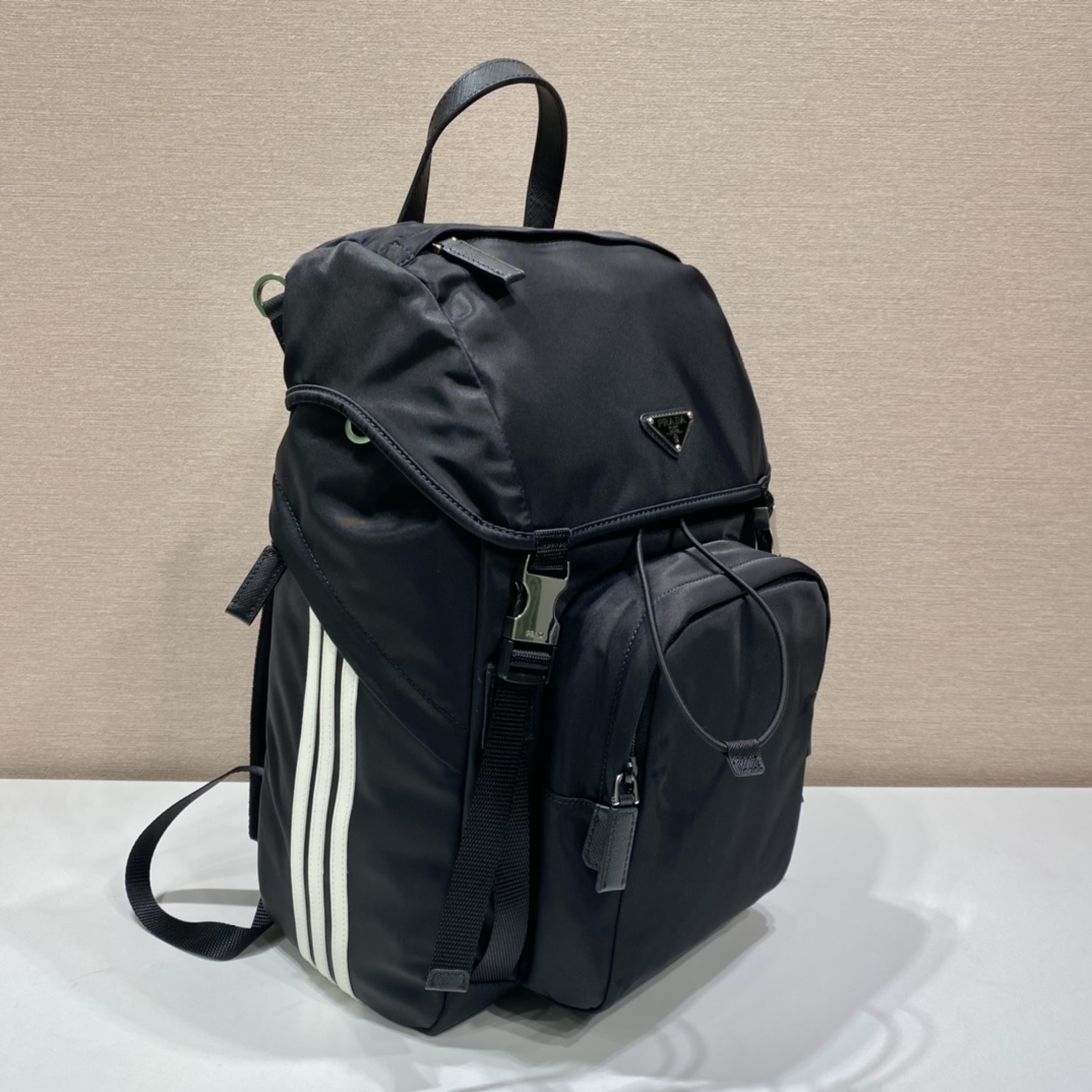 普拉达 PRADA  Re-Nylon 双肩包 黑色 白3杠 尼龙  H0-2VZ135 