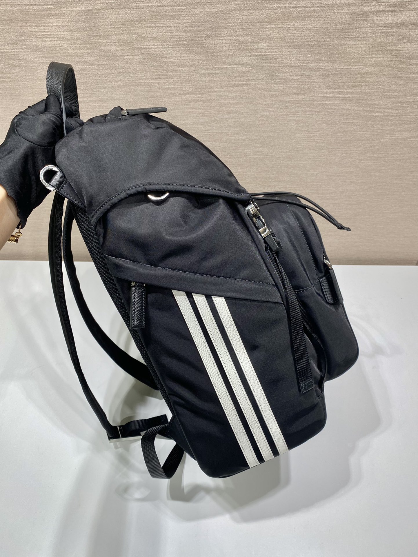 普拉达 PRADA  Re-Nylon 双肩包 黑色 白3杠 尼龙  H0-2VZ135 