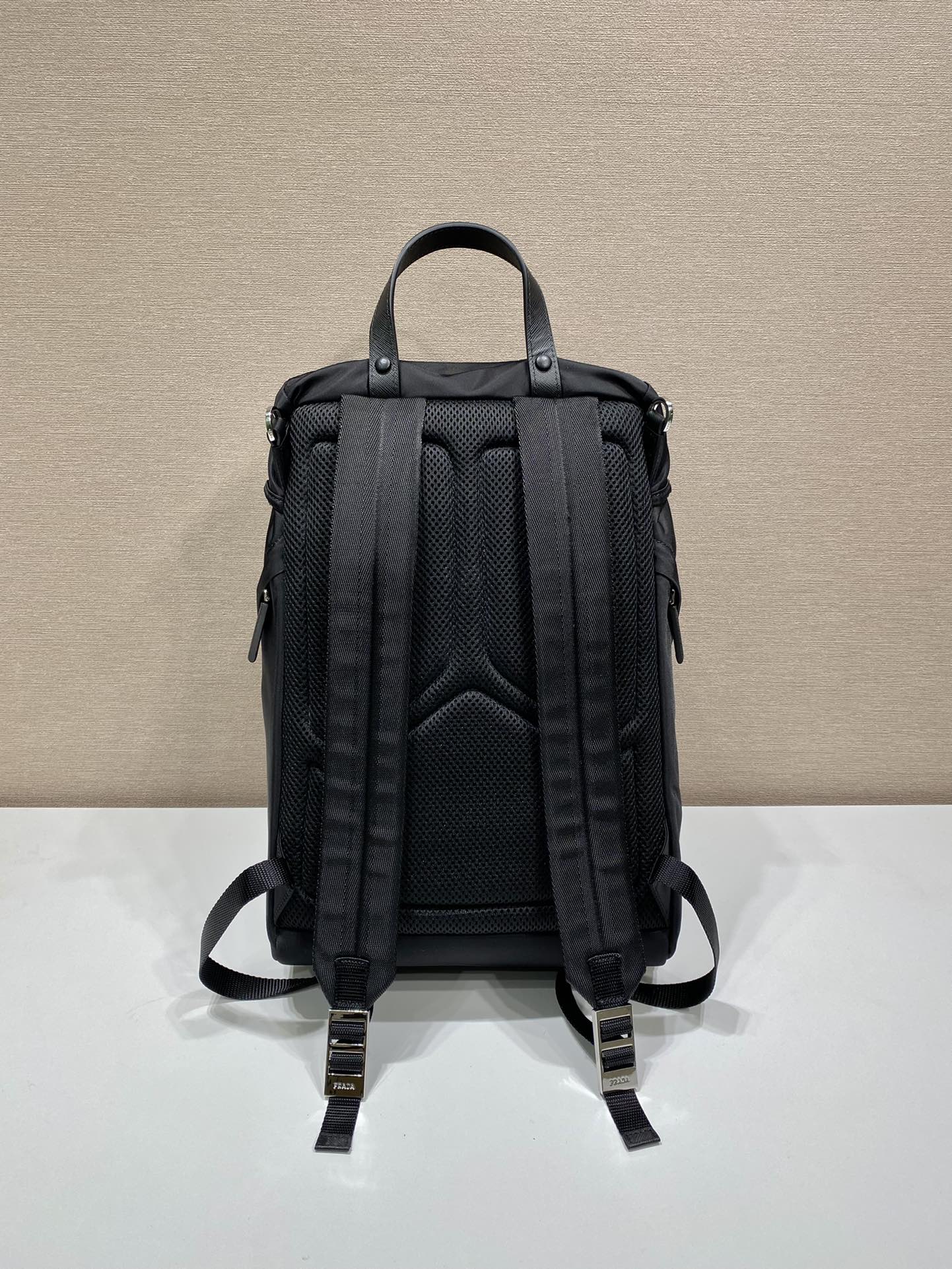 普拉达 PRADA  Re-Nylon 双肩包 黑色 白3杠 尼龙  H0-2VZ135 