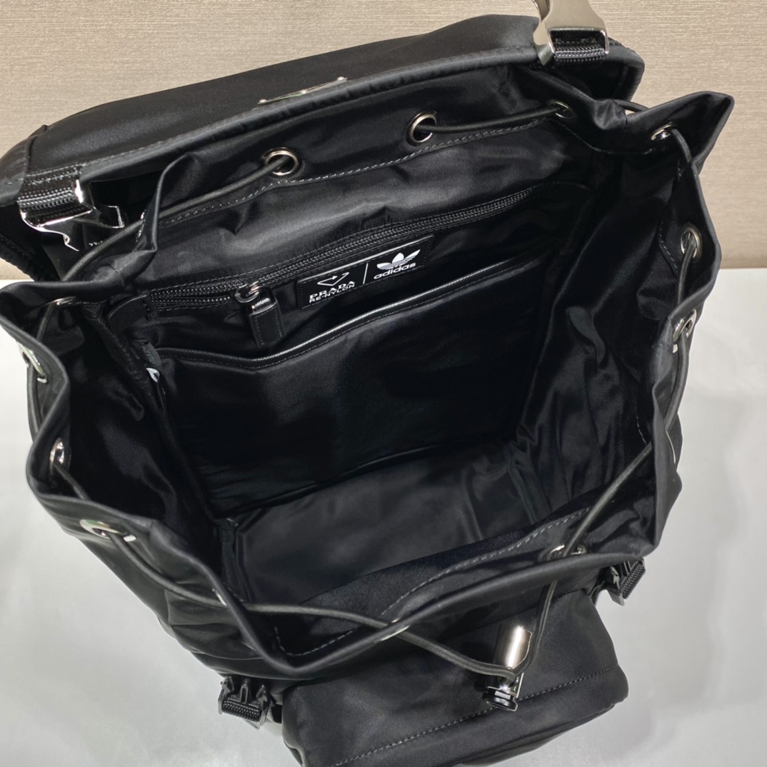 普拉达 PRADA  Re-Nylon 双肩包 黑色 白3杠 尼龙  H0-2VZ135 