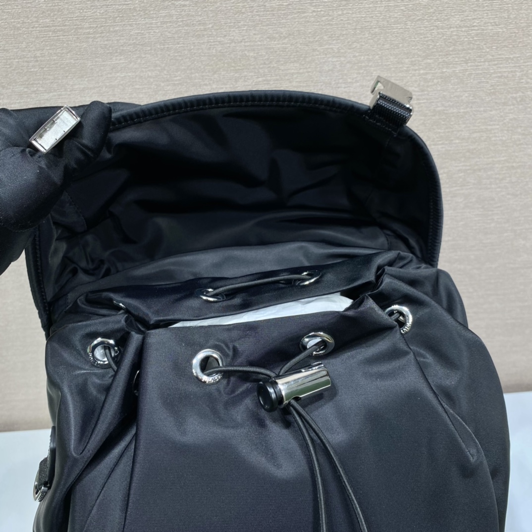 普拉达 PRADA  Re-Nylon 双肩包 黑色 白3杠 尼龙  H0-2VZ135 