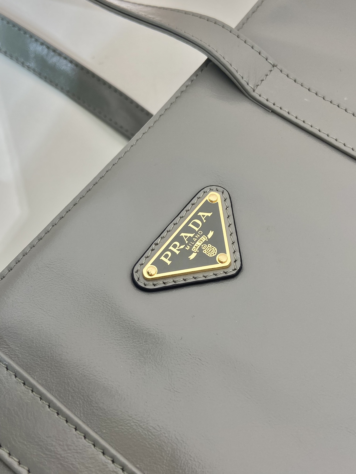 普拉达 PRADA 单肩 手提  托特 灰色 皮革 H0-1BG460_UVL_F0480_V_OOO