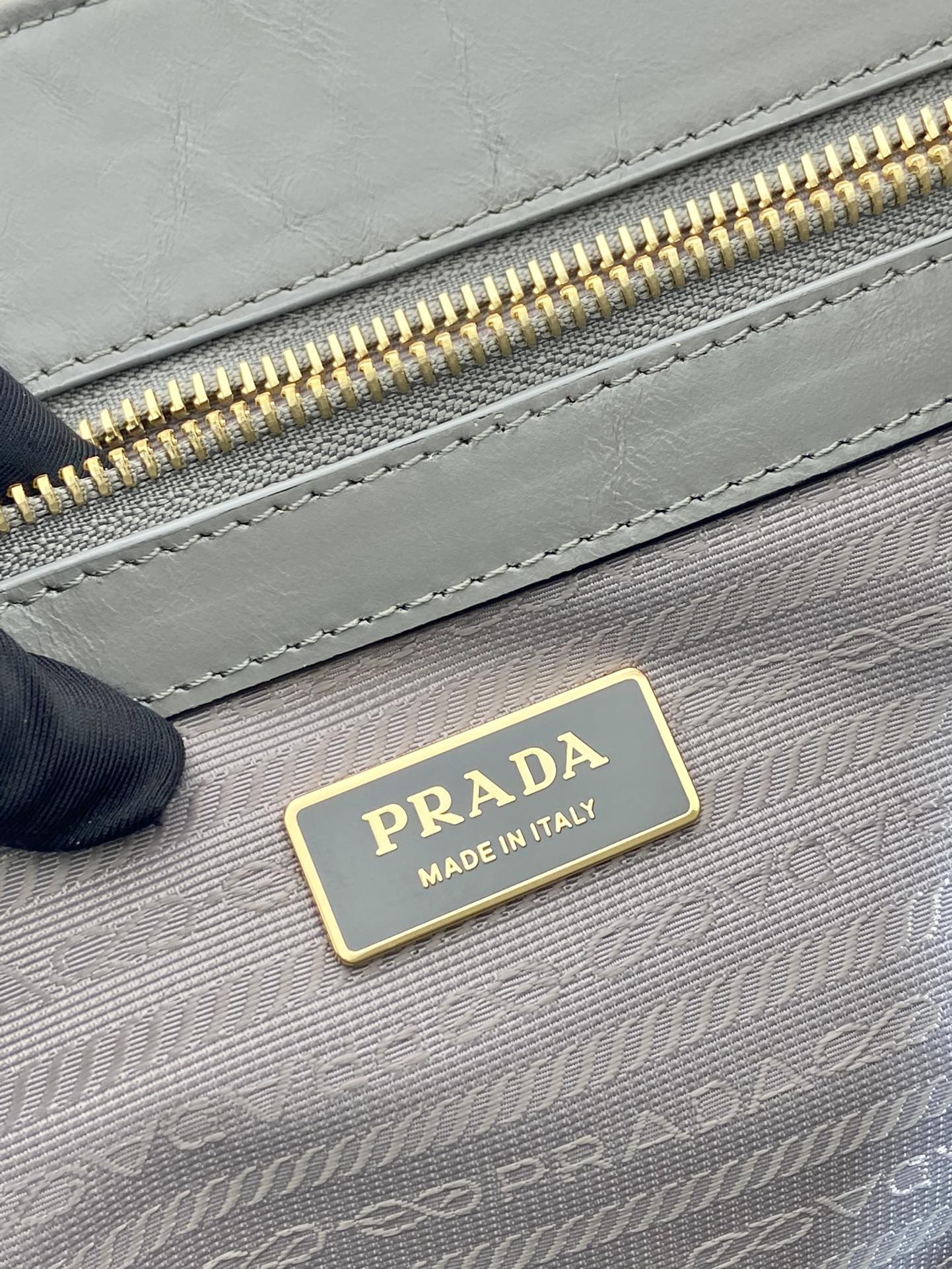 普拉达 PRADA 单肩 手提  托特 灰色 皮革 H0-1BG460_UVL_F0480_V_OOO