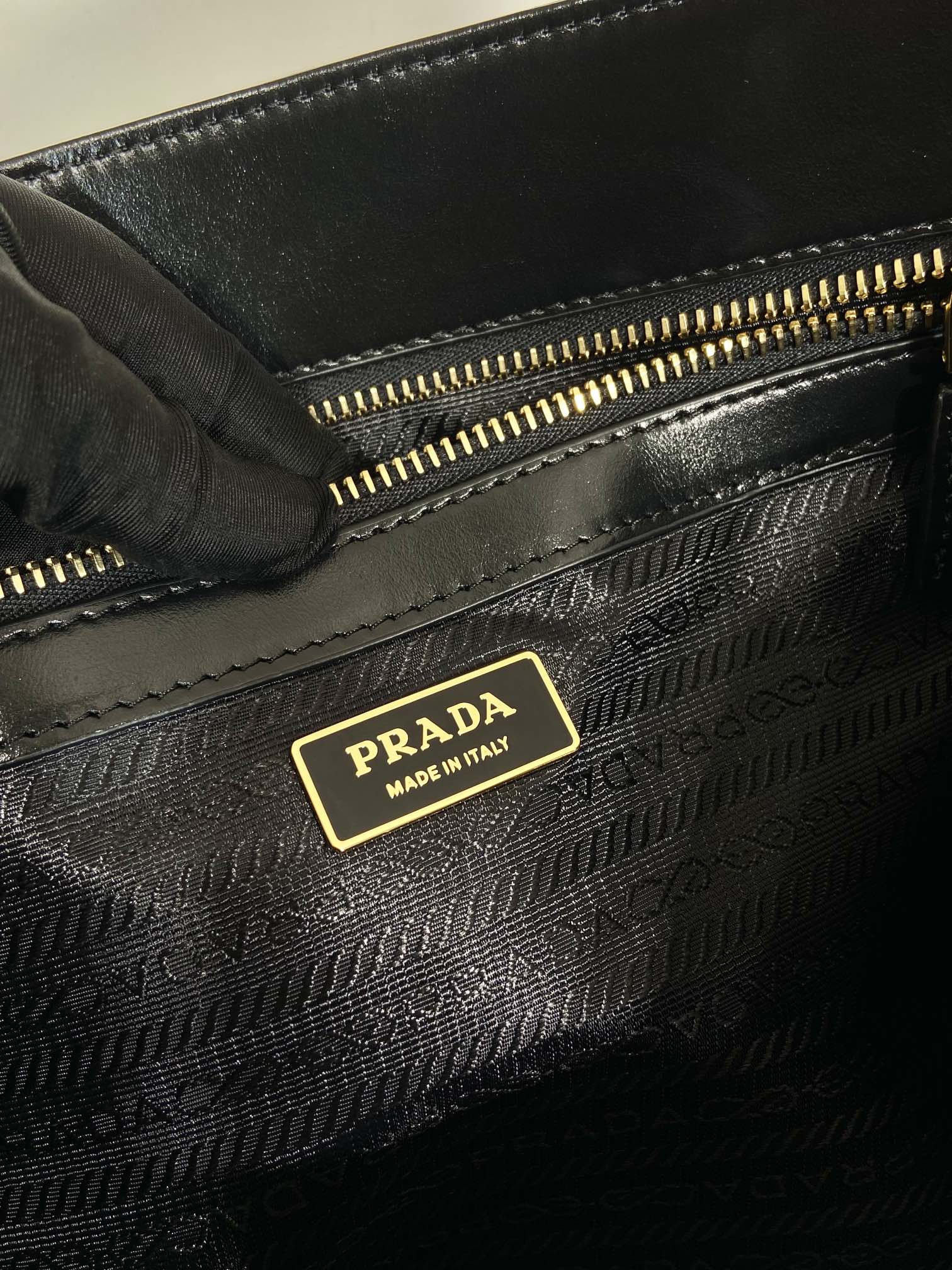 普拉达 PRADA 单肩 手提  托特 黑金 皮革 H0-1BG460_2CYR_F0002_V_OON
