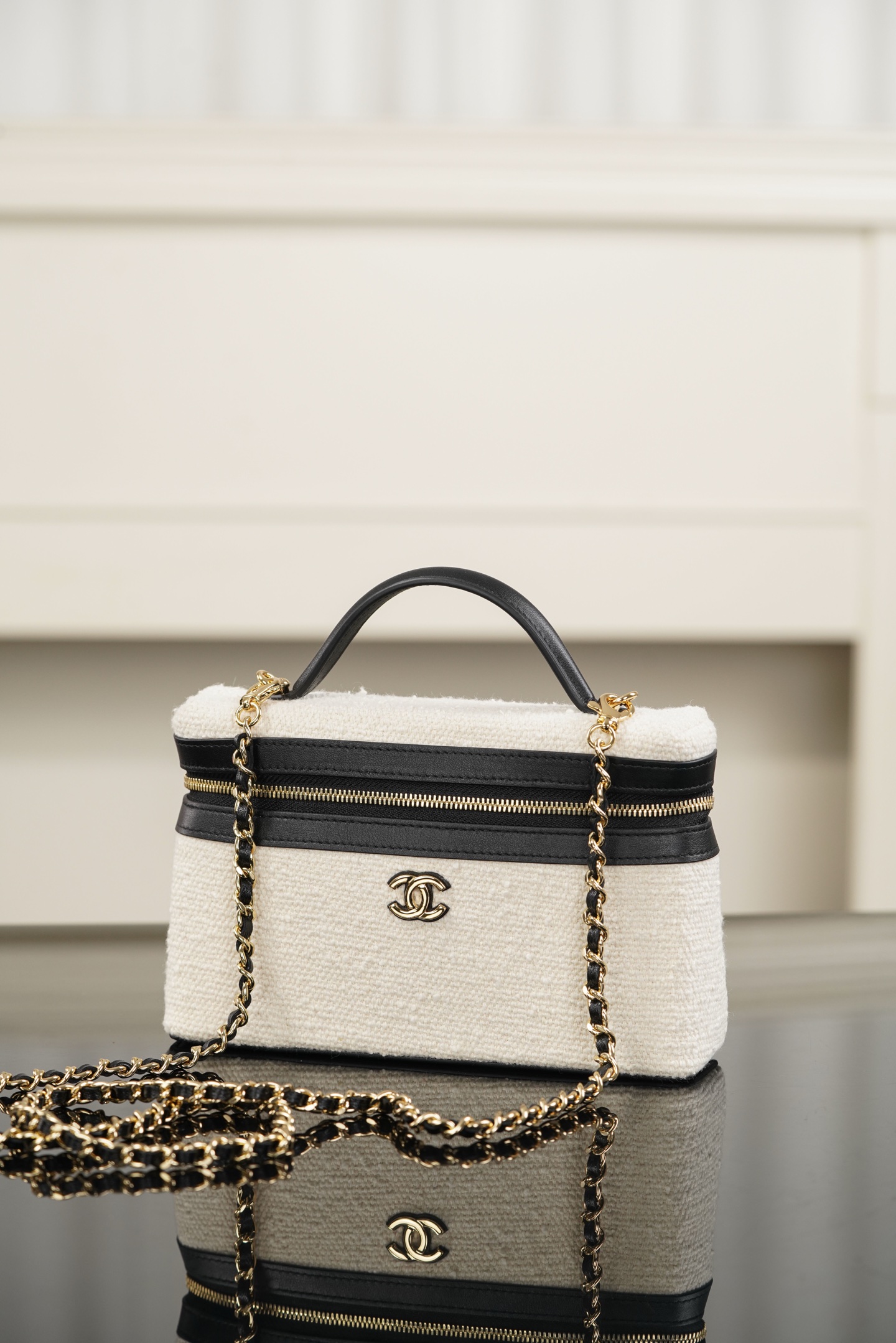 Chanel 26M Black & White Tweed Handbag/Vanity Case A20-AP5164-B23805-U8597