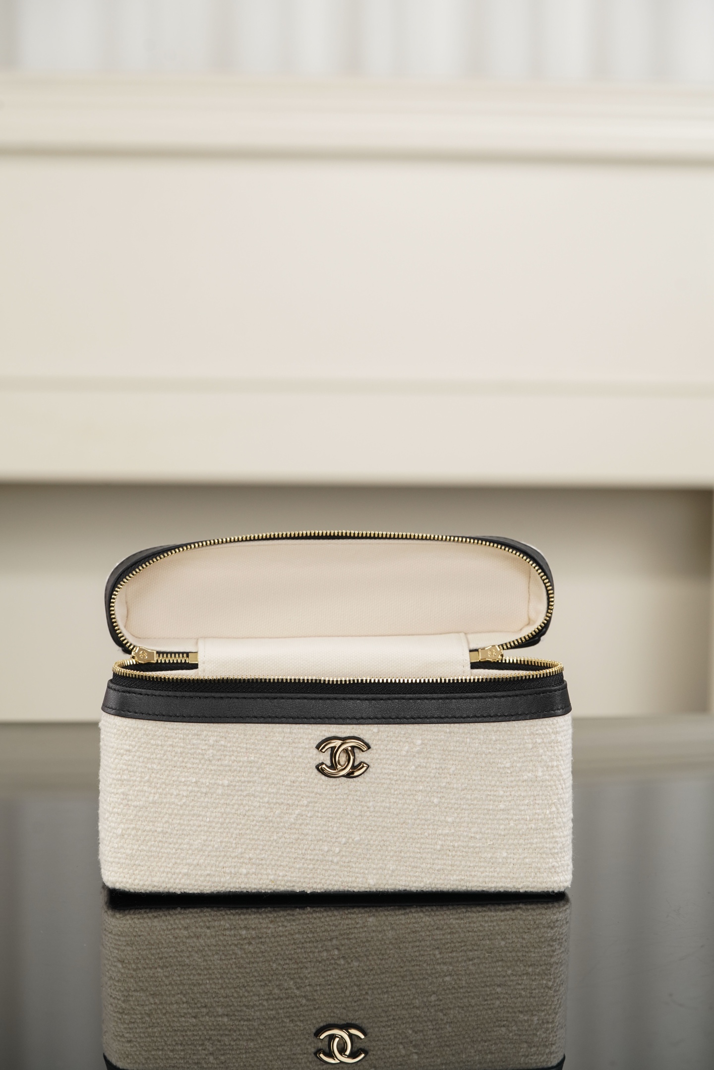 Chanel 26M Black & White Tweed Handbag/Vanity Case A20-AP5164-B23805-U8597
