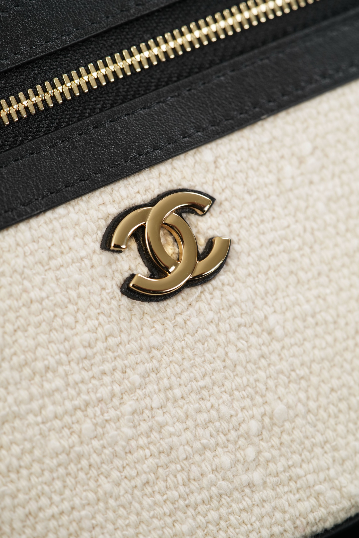 Chanel 26M Black & White Tweed Handbag/Vanity Case A20-AP5164-B23805-U8597
