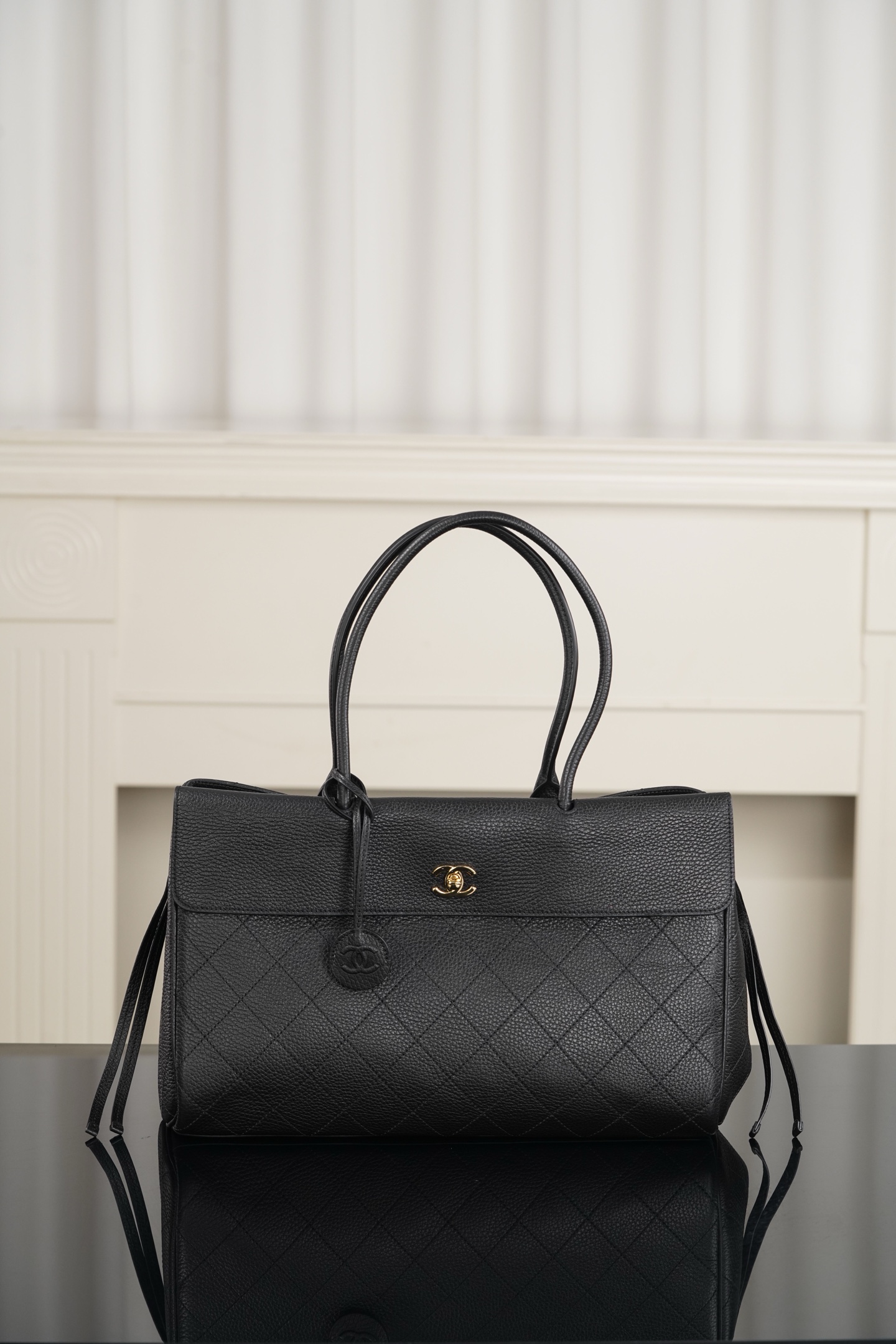 法棍 CHANEL 26A Large Black Women's Shoulder Bag in Calfskin with Gold-Tone Double-C Logo 黑金A5-AS6428-B24248-94305