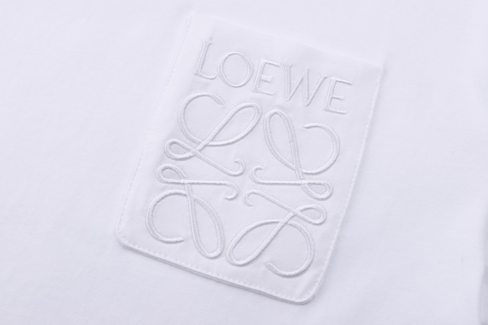Loewe 罗意威 刺绣logo口袋圆领短袖 T恤 白色 黑色 A0 