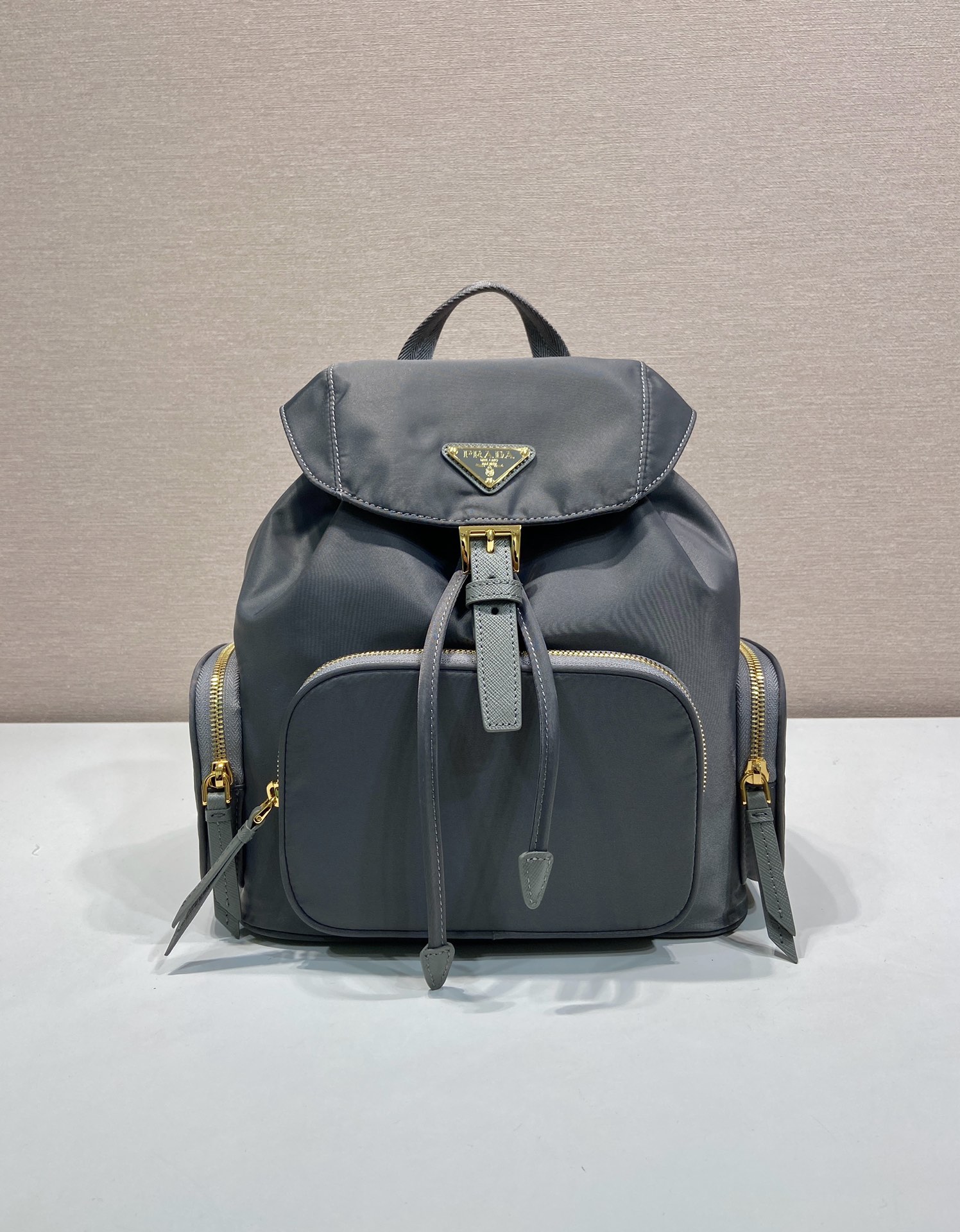 普拉达 PRADA Re-Nylon 双肩包 黑色 尼龙 灰色 H0-1BZ081 