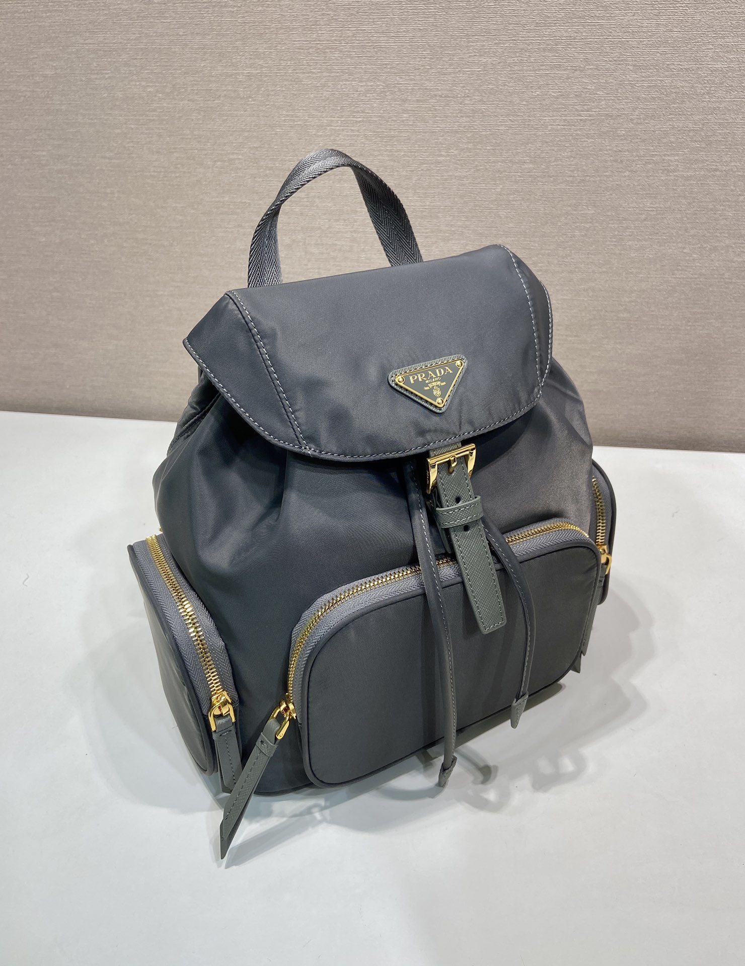普拉达 PRADA Re-Nylon 双肩包 黑色 尼龙 灰色 H0-1BZ081 