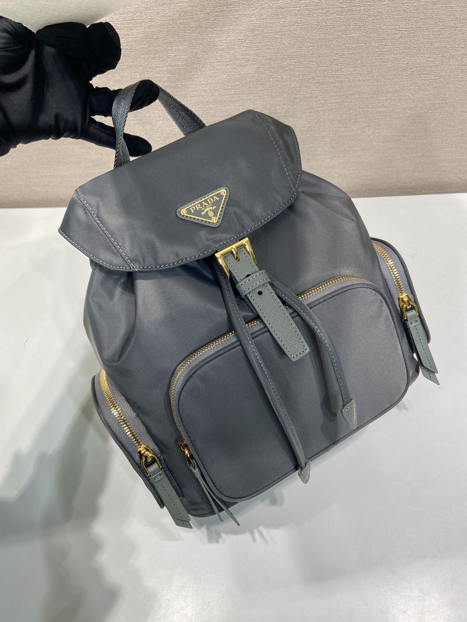 普拉达 PRADA Re-Nylon 双肩包 黑色 尼龙 灰色 H0-1BZ081 