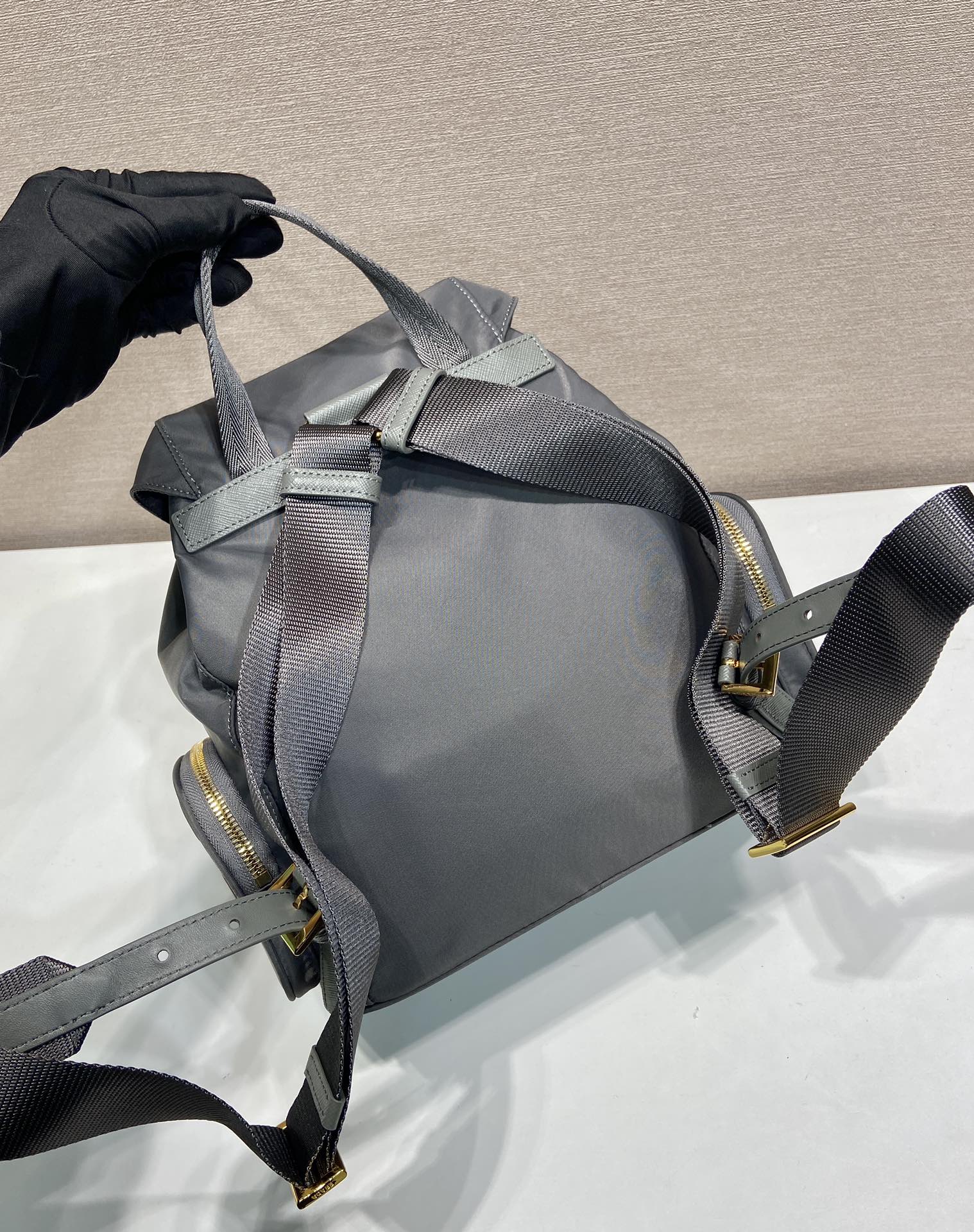 普拉达 PRADA Re-Nylon 双肩包 黑色 尼龙 灰色 H0-1BZ081 