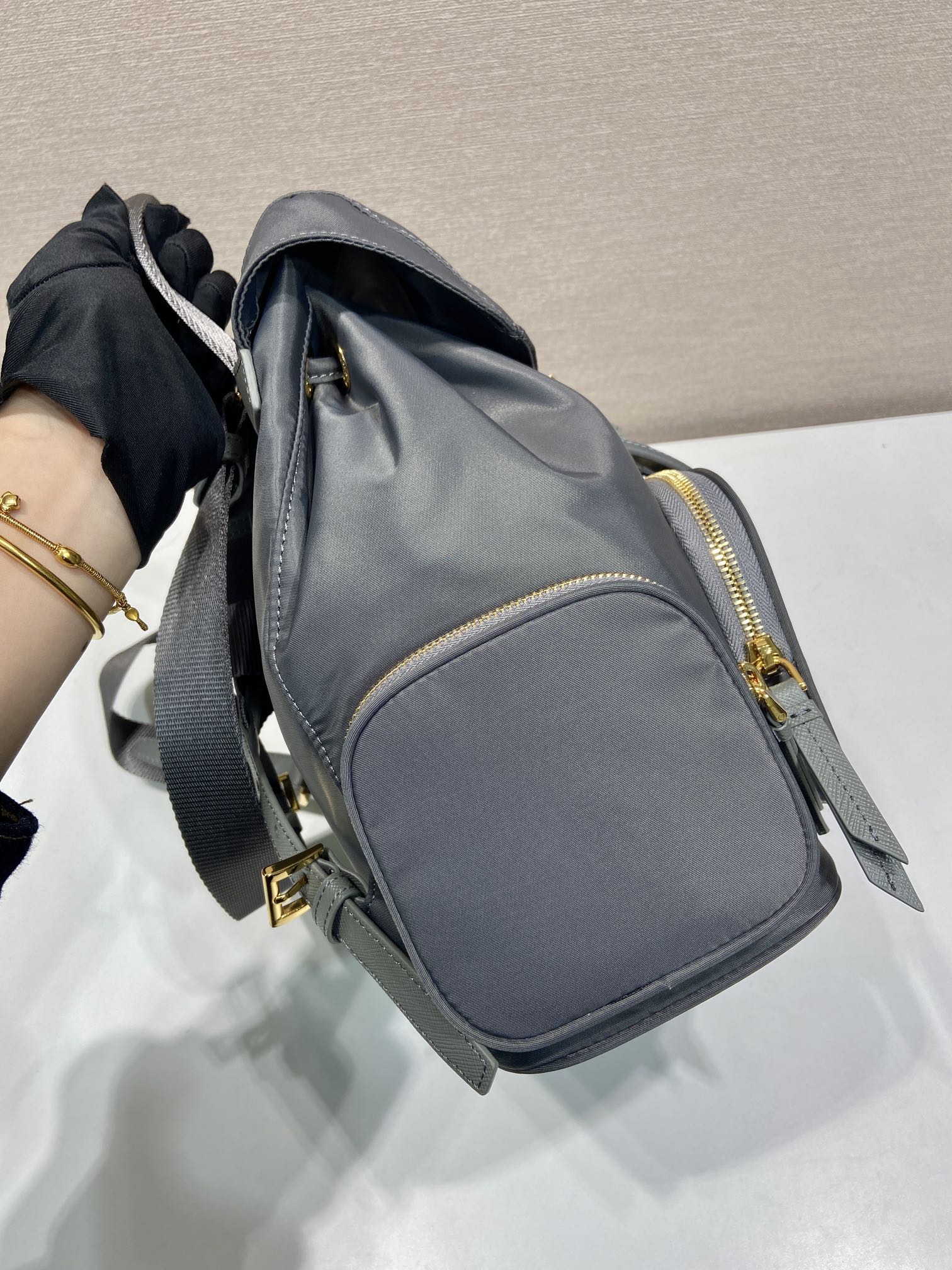 普拉达 PRADA Re-Nylon 双肩包 黑色 尼龙 灰色 H0-1BZ081 