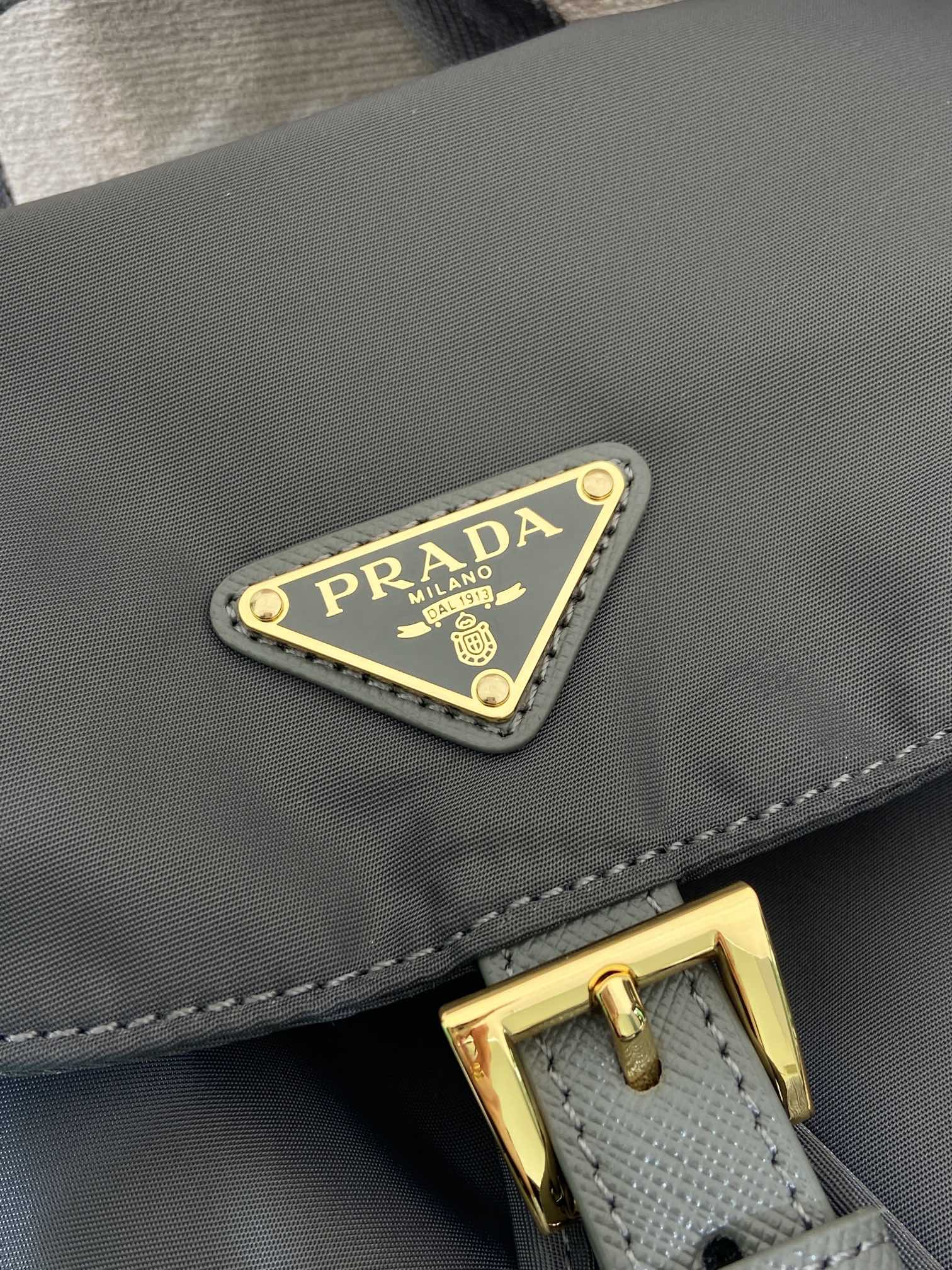 普拉达 PRADA Re-Nylon 双肩包 黑色 尼龙 灰色 H0-1BZ081 