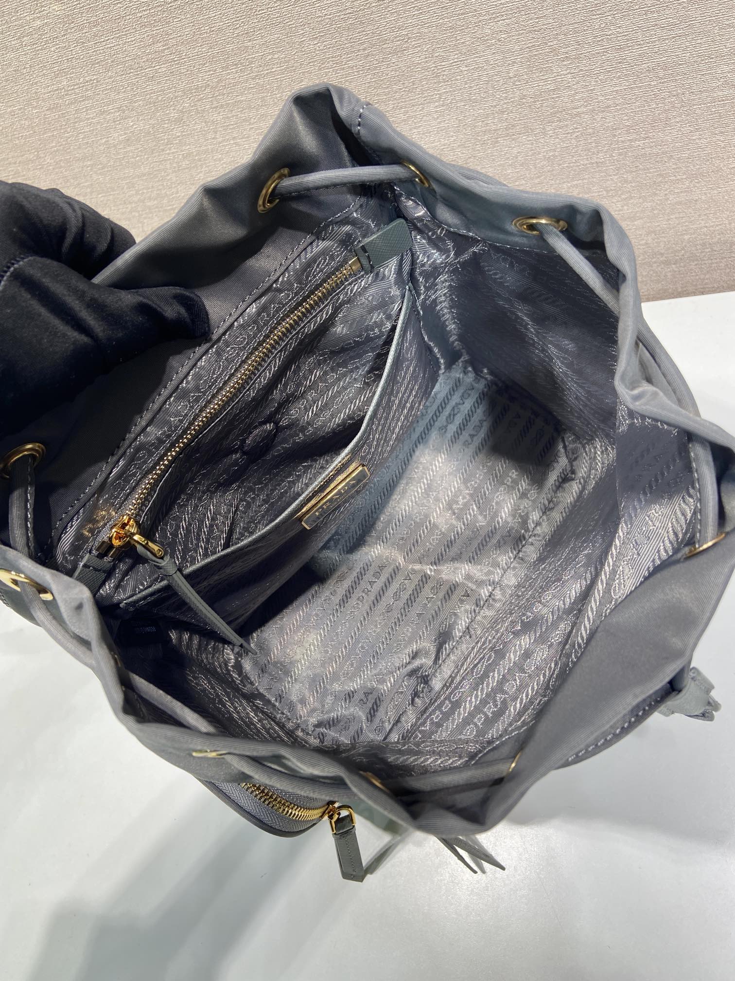 普拉达 PRADA Re-Nylon 双肩包 黑色 尼龙 灰色 H0-1BZ081 