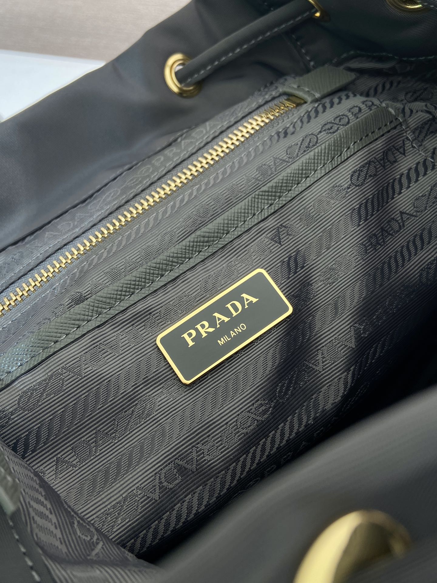 普拉达 PRADA Re-Nylon 双肩包 黑色 尼龙 灰色 H0-1BZ081 