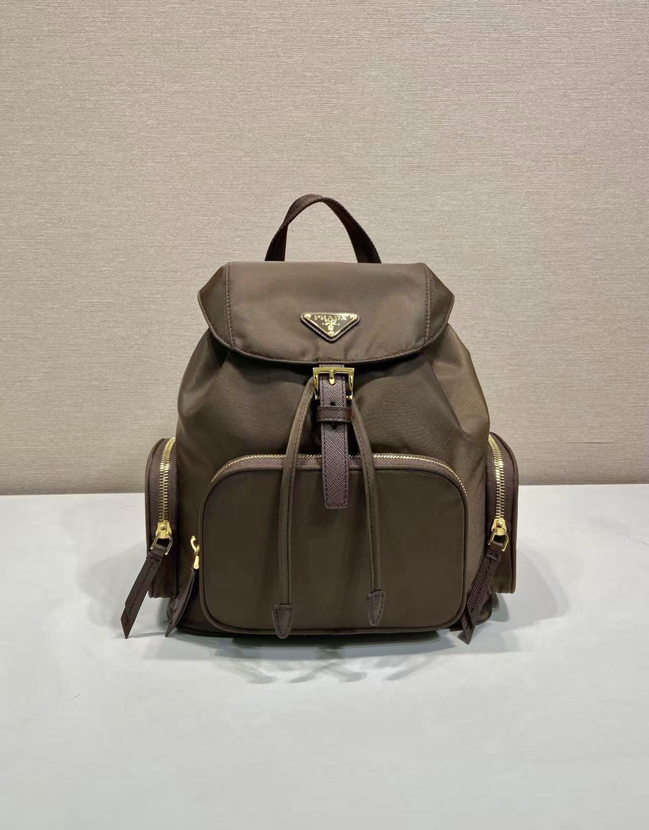 普拉达 PRADA Re-Nylon 双肩包 黑色 尼龙 暖棕色 H0-1BZ081_RV44_F0DFH