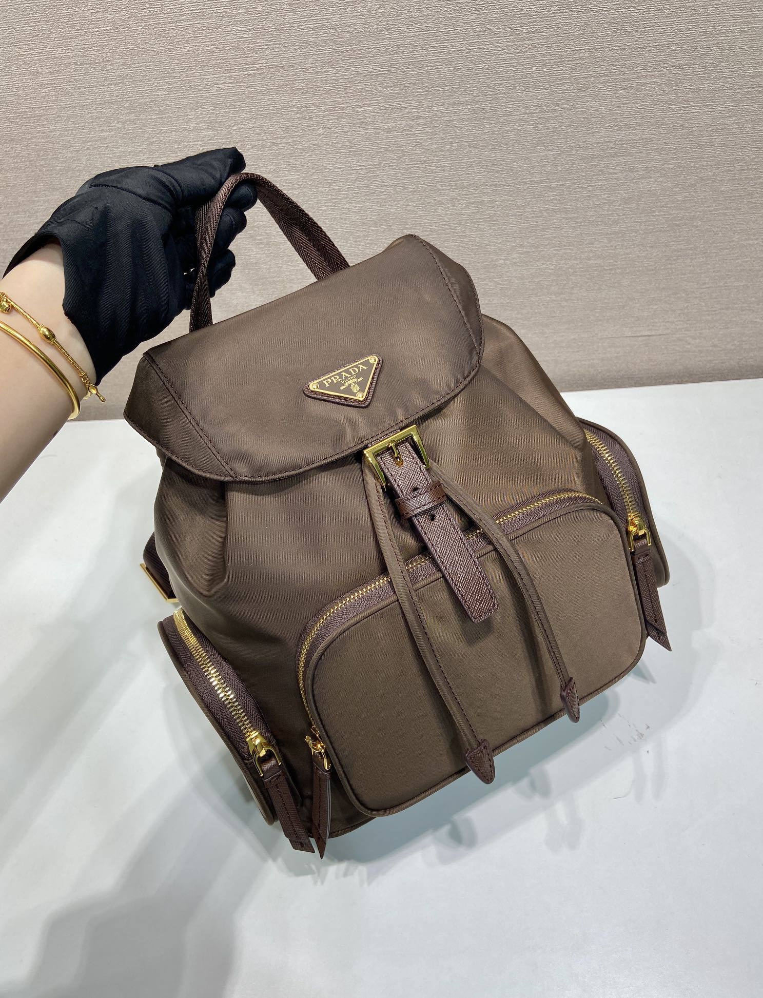 普拉达 PRADA Re-Nylon 双肩包 黑色 尼龙 暖棕色 H0-1BZ081_RV44_F0DFH