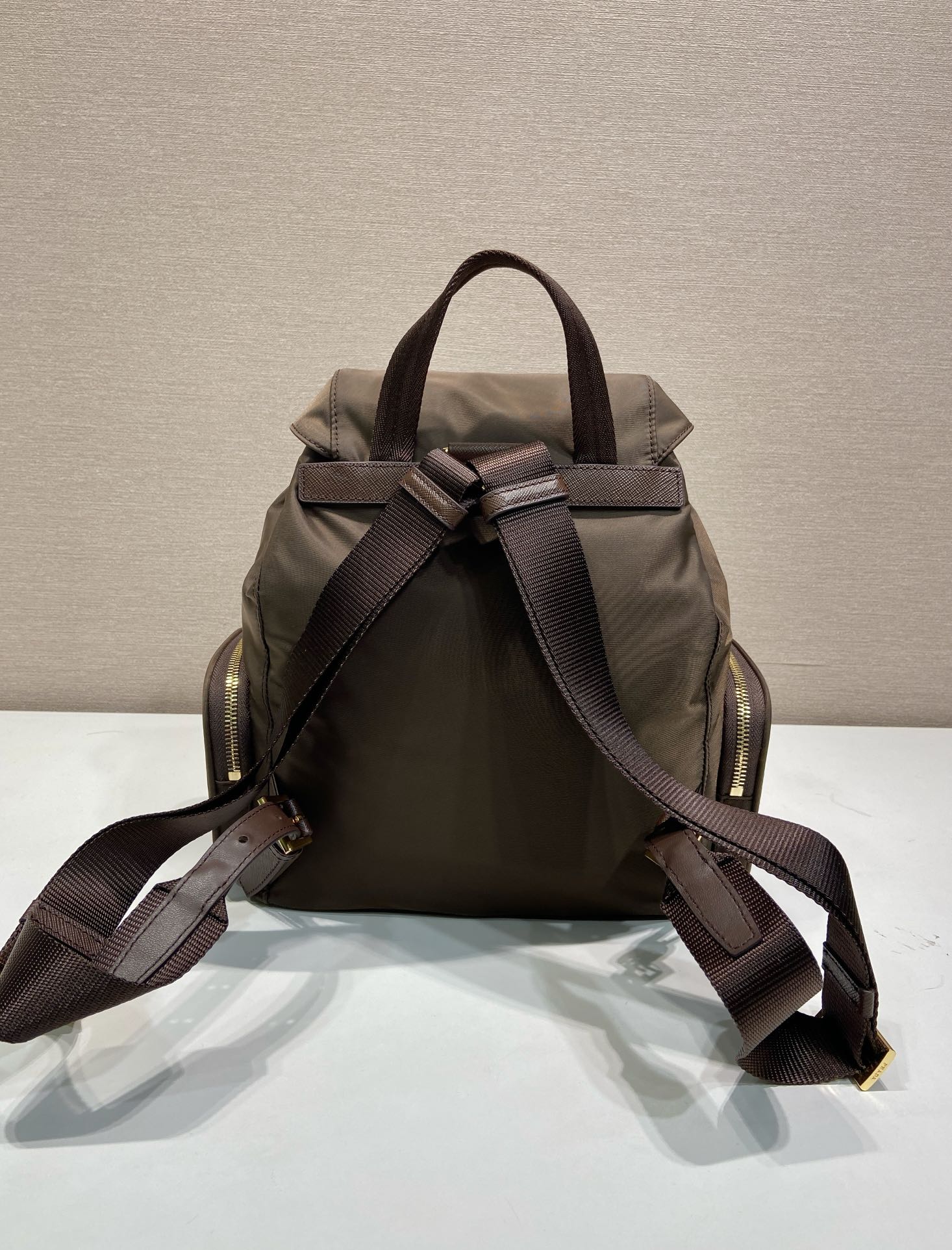 普拉达 PRADA Re-Nylon 双肩包 黑色 尼龙 暖棕色 H0-1BZ081_RV44_F0DFH