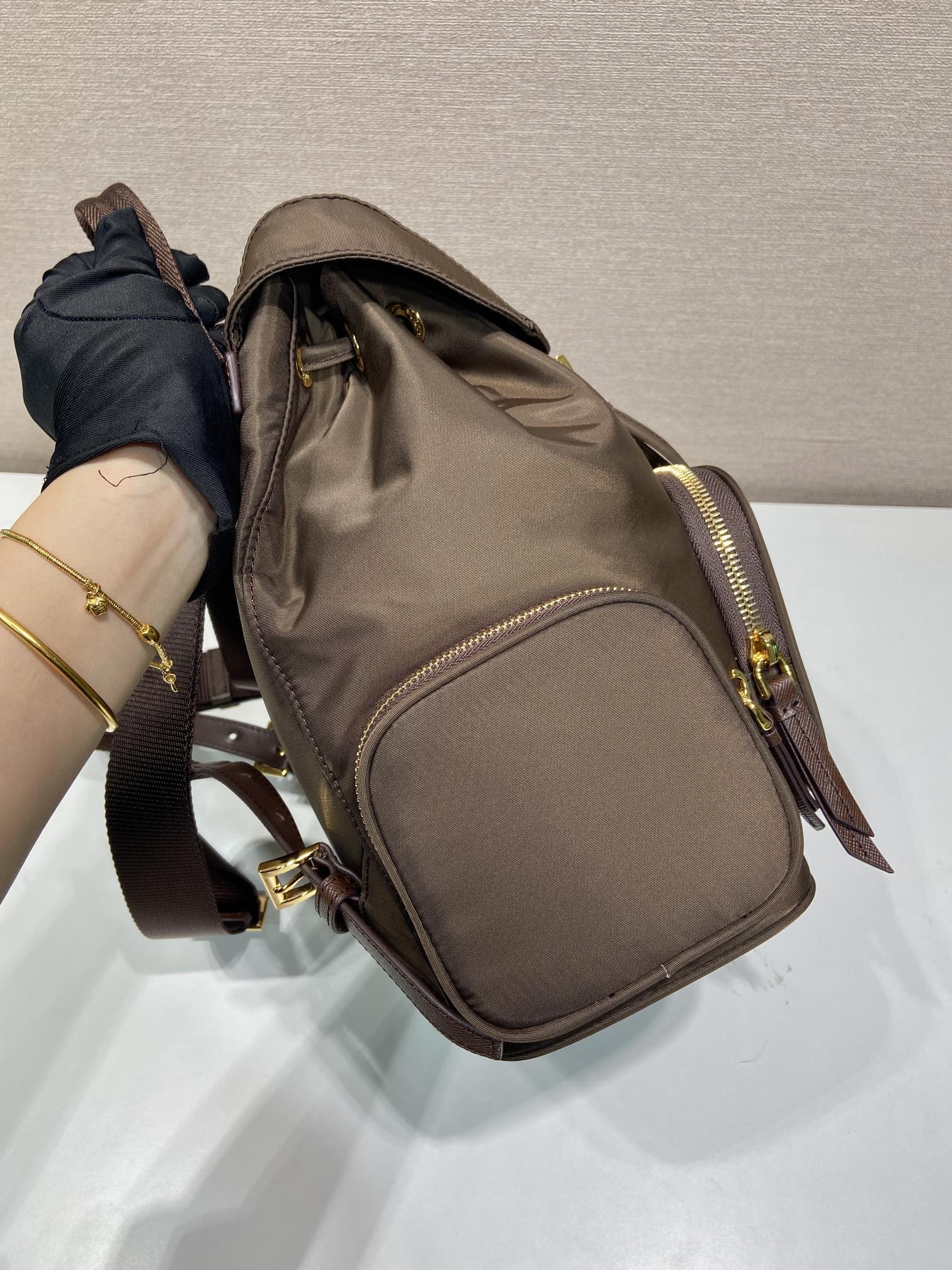 普拉达 PRADA Re-Nylon 双肩包 黑色 尼龙 暖棕色 H0-1BZ081_RV44_F0DFH